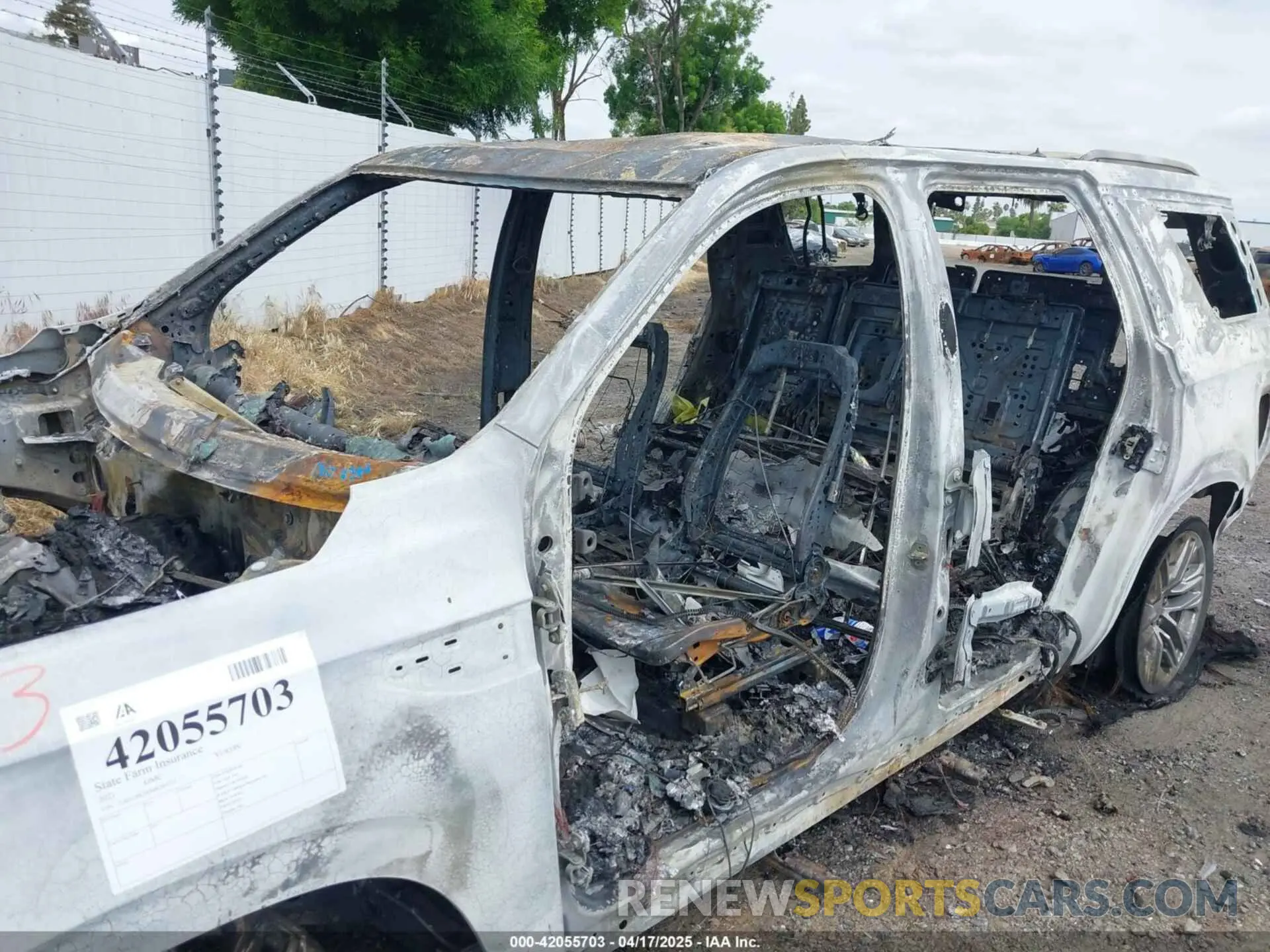 11 Photograph of a damaged car 1GKS1BKD0MR249521 GMC YUKON 2021