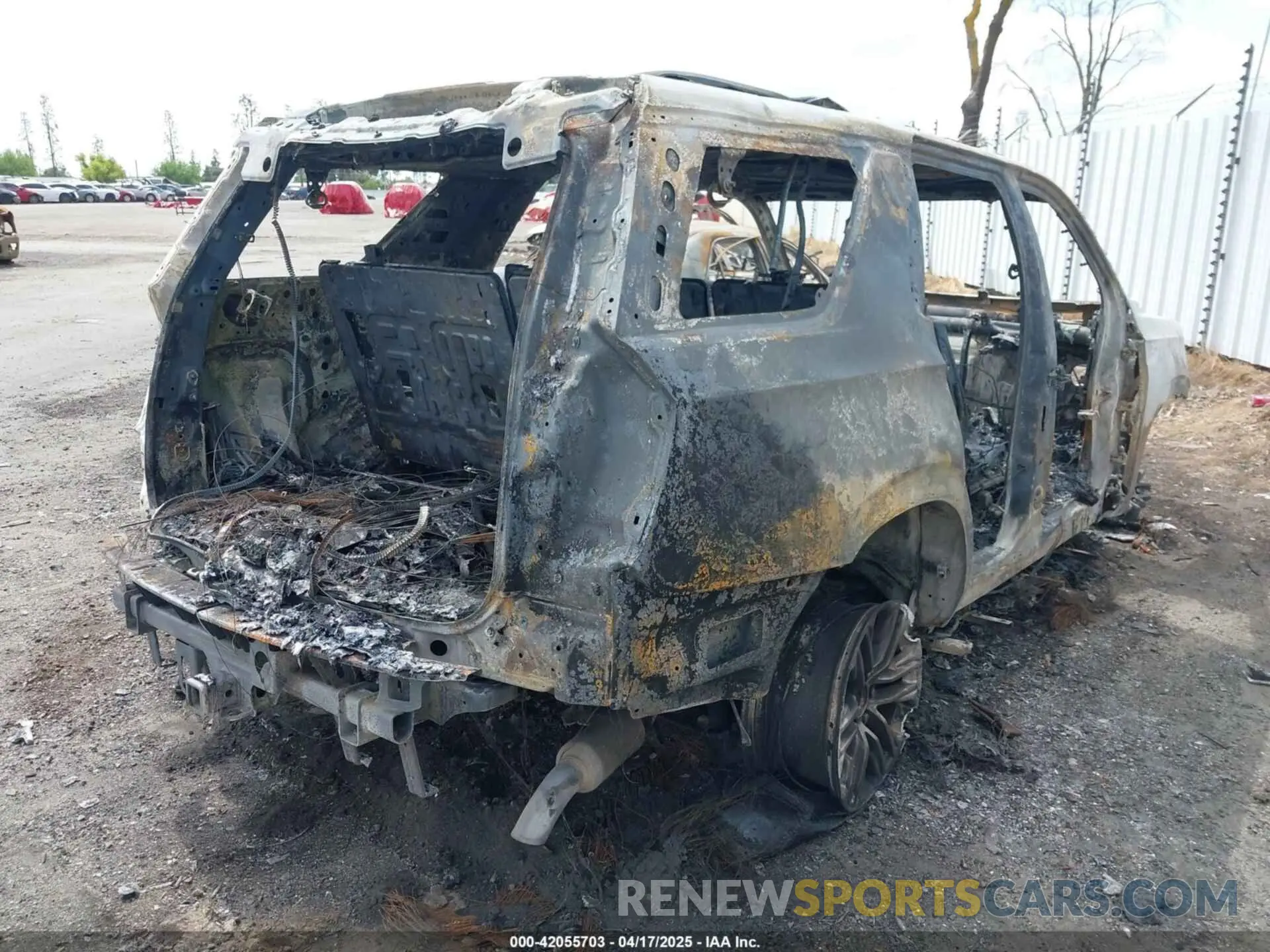 4 Photograph of a damaged car 1GKS1BKD0MR249521 GMC YUKON 2021
