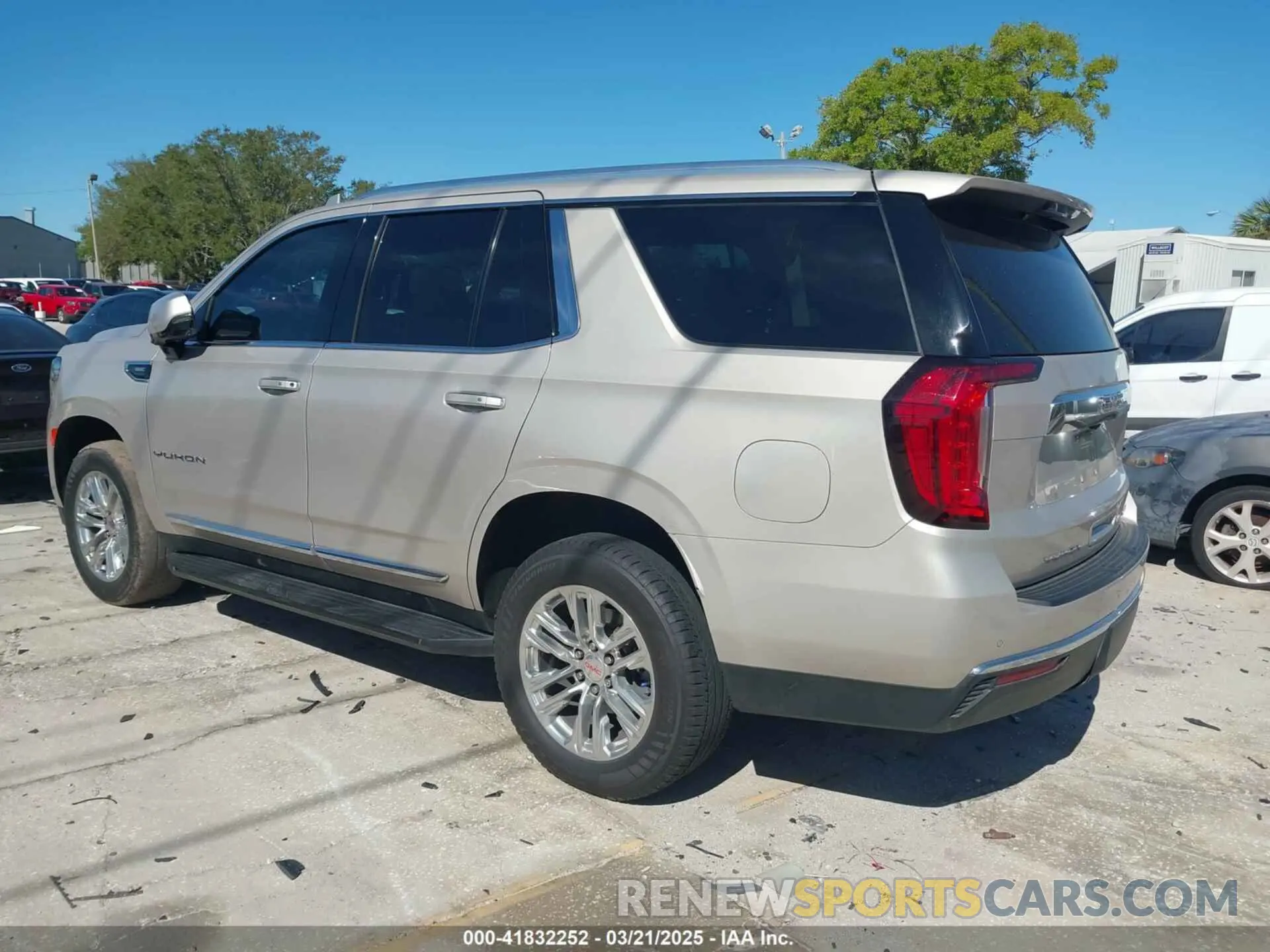 3 Photograph of a damaged car 1GKS1BKD3MR168352 GMC YUKON 2021
