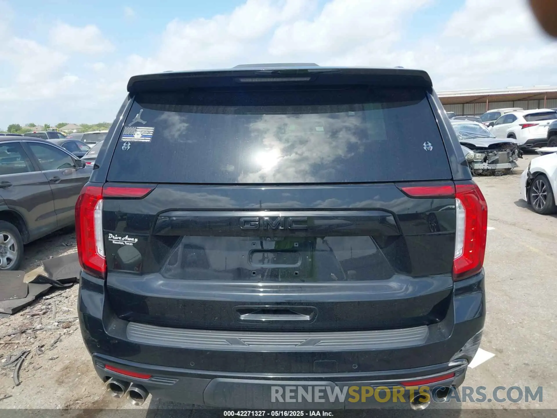 16 Photograph of a damaged car 1GKS1DKL9MR189435 GMC YUKON 2021