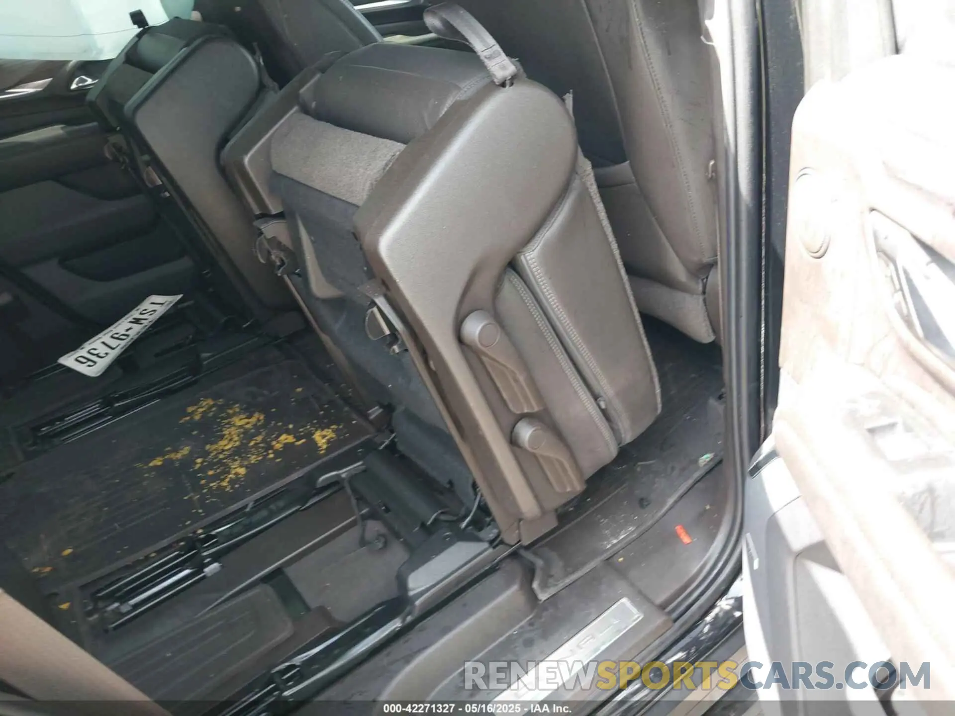 8 Photograph of a damaged car 1GKS1DKL9MR189435 GMC YUKON 2021