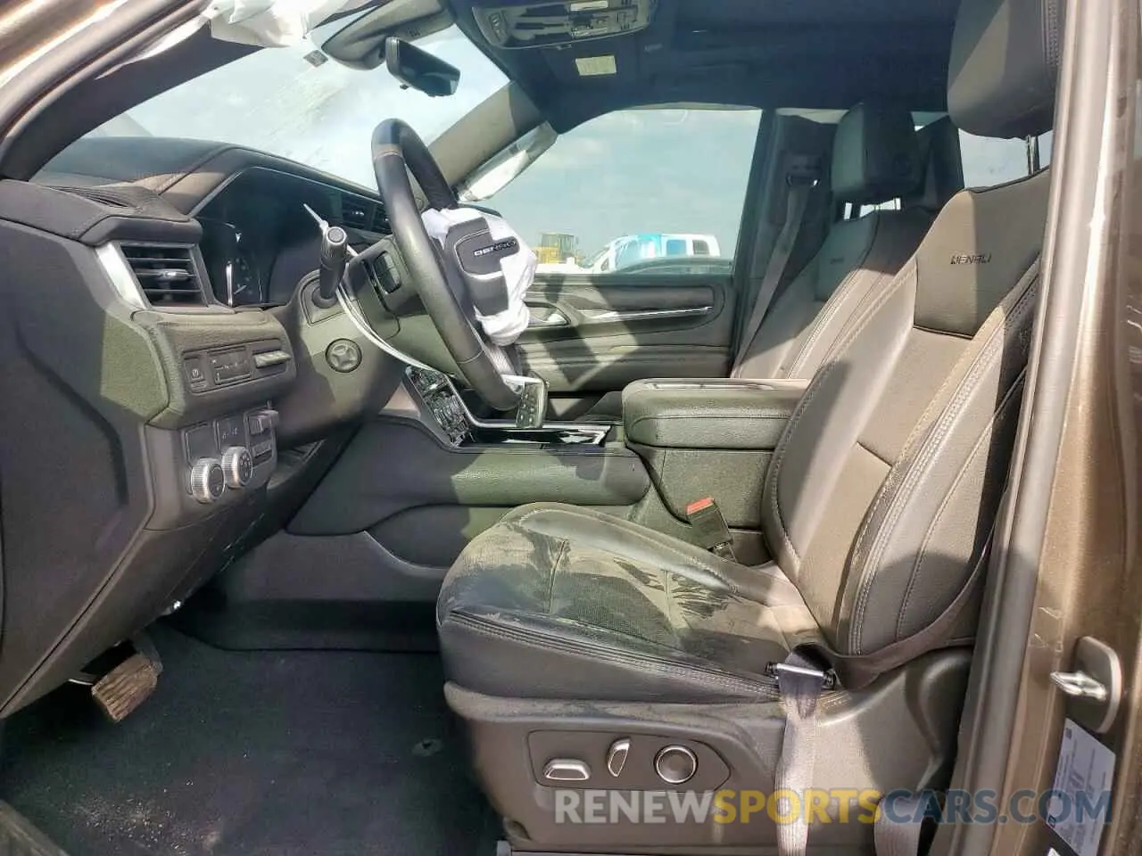 7 Photograph of a damaged car 1GKS1DKLXMR231921 GMC YUKON 2021