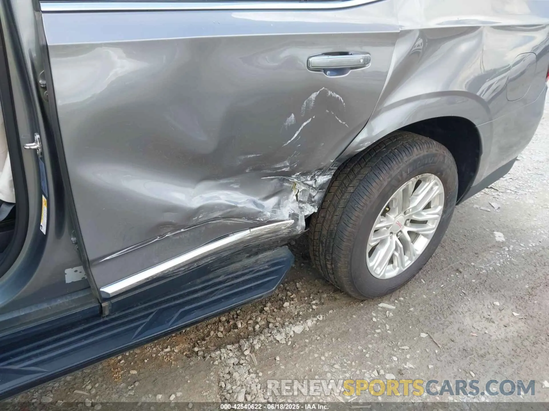 6 Photograph of a damaged car 1GKS2BKD3MR433011 GMC YUKON 2021