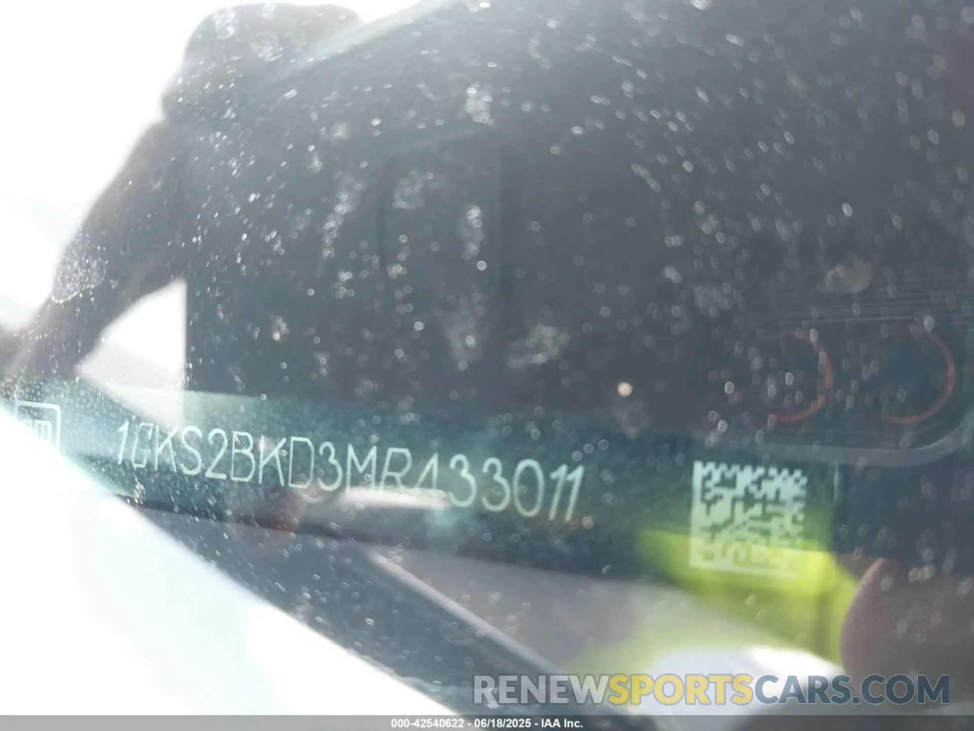 9 Photograph of a damaged car 1GKS2BKD3MR433011 GMC YUKON 2021