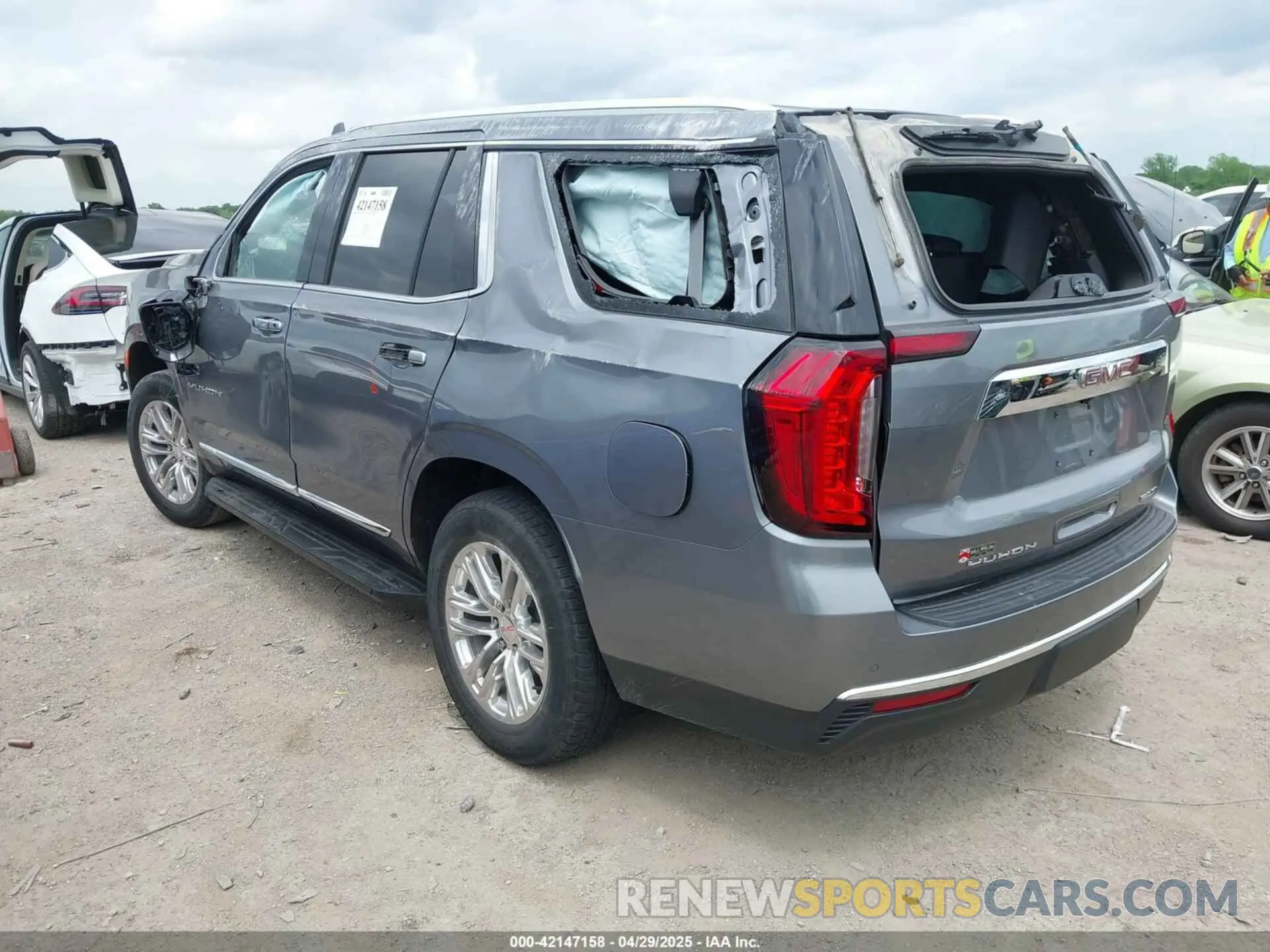 3 Photograph of a damaged car 1GKS2BKD5MR389349 GMC YUKON 2021