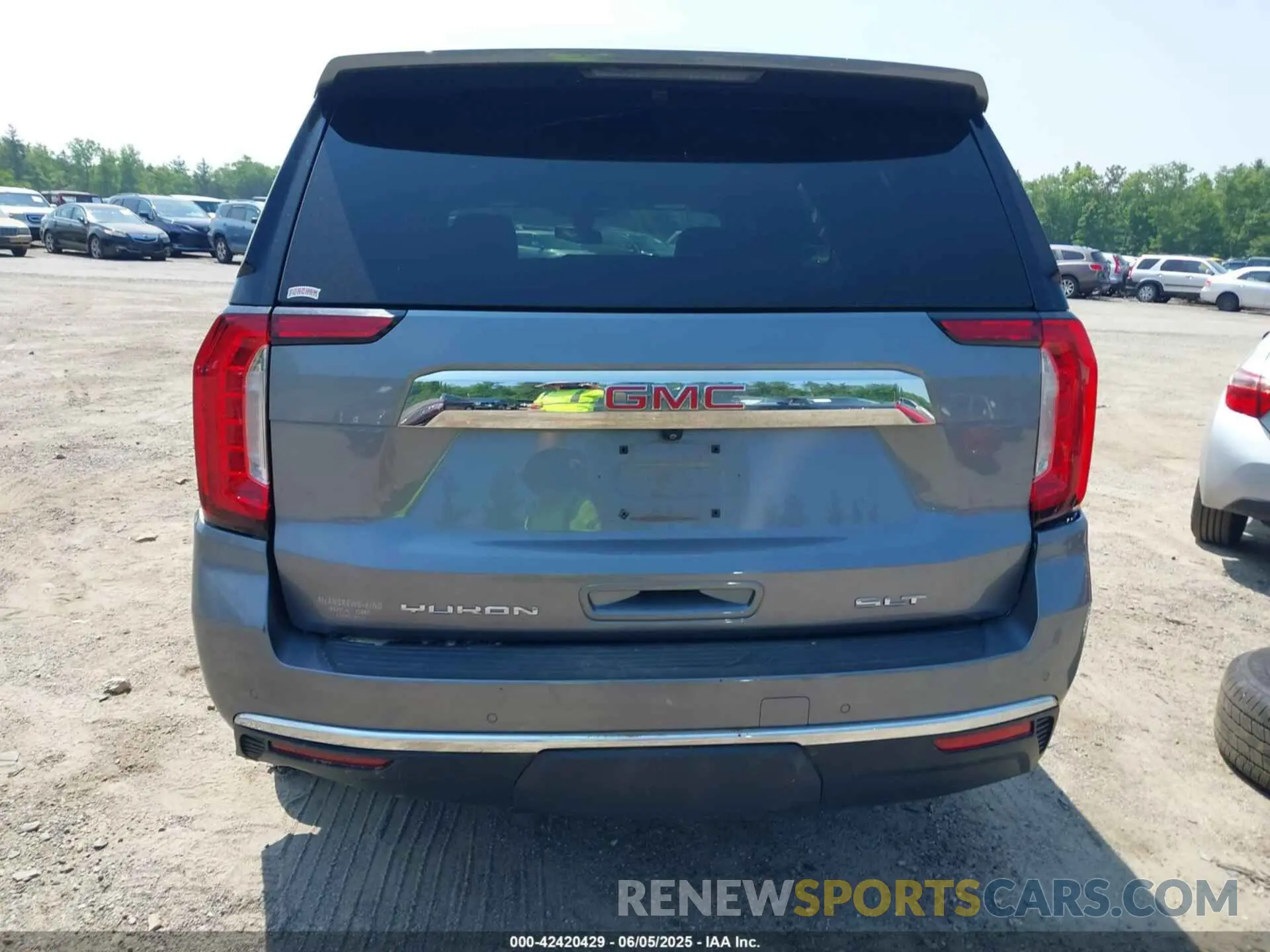 17 Photograph of a damaged car 1GKS2BKD6MR215984 GMC YUKON 2021