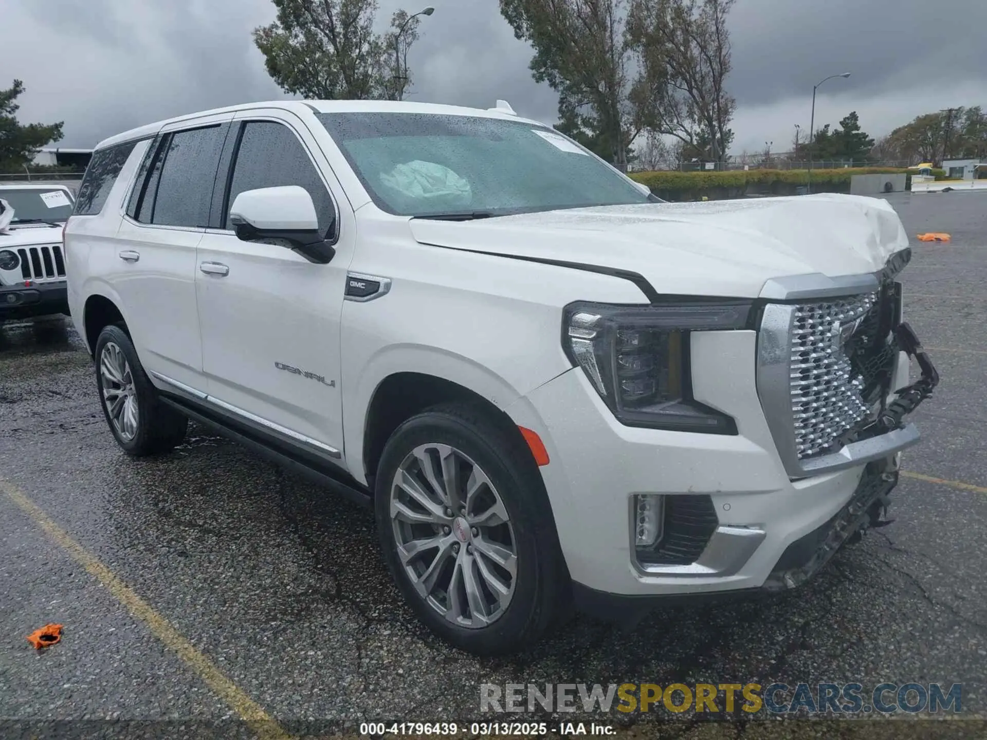1 Photograph of a damaged car 1GKS2DKL8MR125626 GMC YUKON 2021