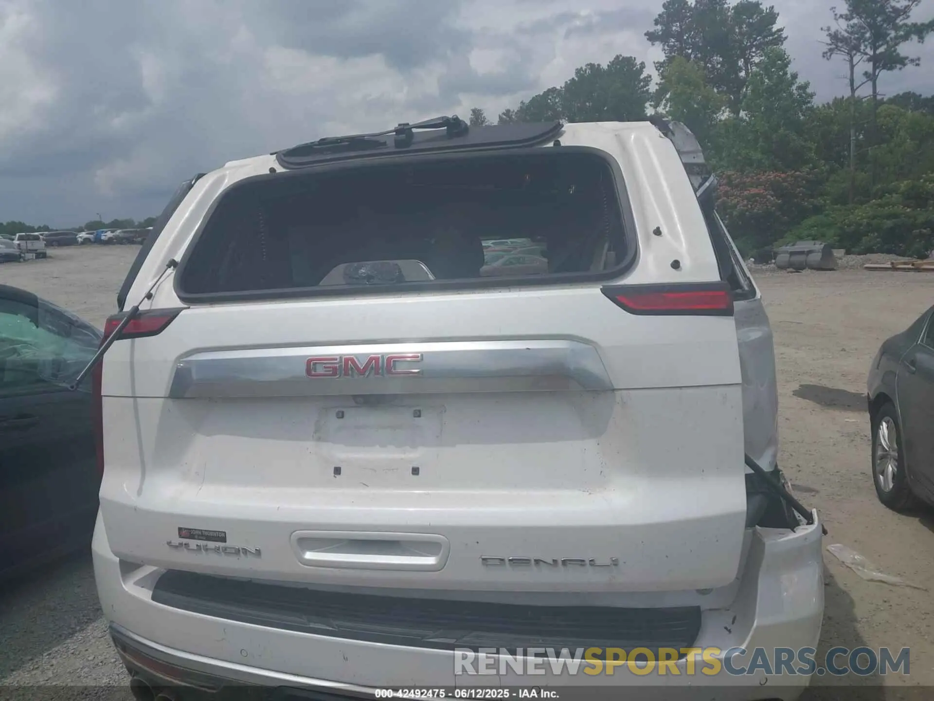 17 Photograph of a damaged car 1GKS2DKL9MR157226 GMC YUKON 2021