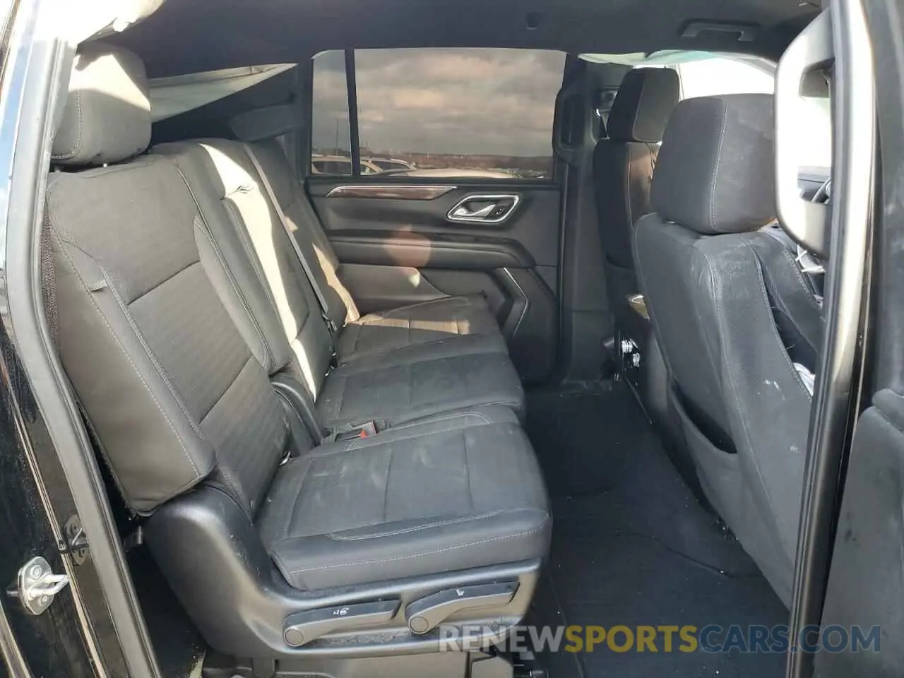 11 Photograph of a damaged car 1GKS1FKD3NR128653 GMC YUKON 2022