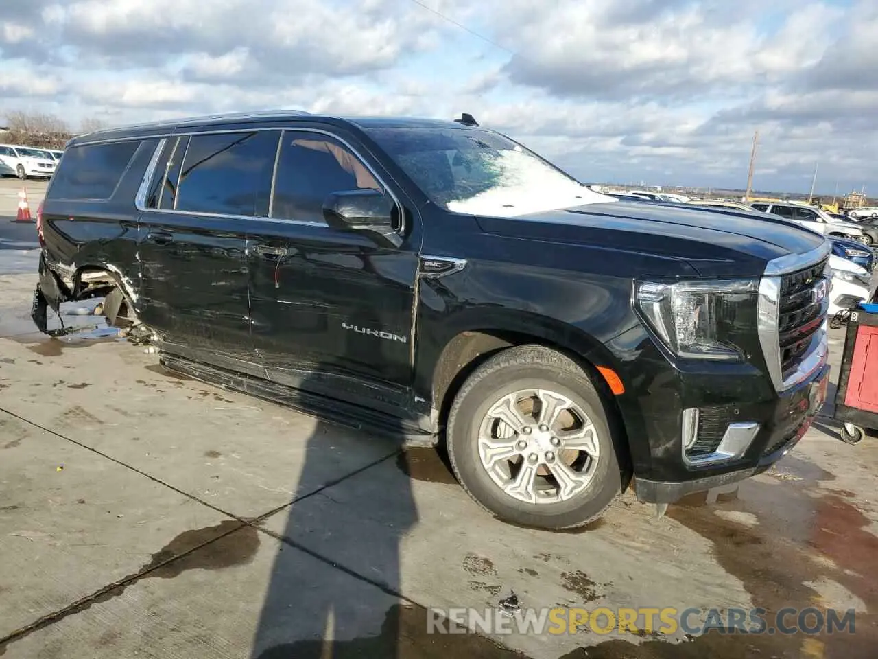 4 Photograph of a damaged car 1GKS1FKD3NR128653 GMC YUKON 2022