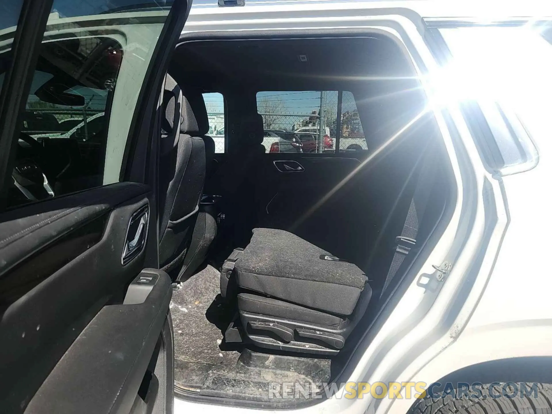 21 Photograph of a damaged car 1GKS2AKD0NR132143 GMC YUKON 2022