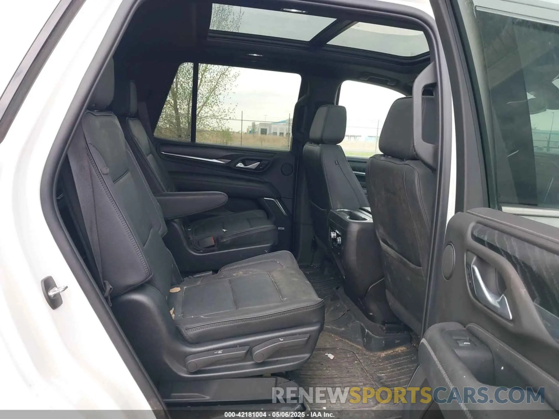 8 Photograph of a damaged car 1GKS2DKLXNR215720 GMC YUKON 2022