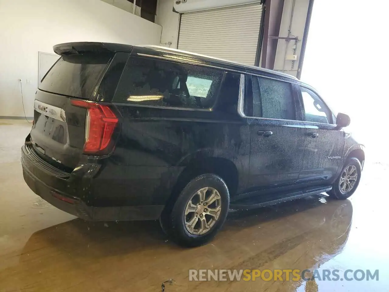 3 Photograph of a damaged car 1GKS2FKD8NR326626 GMC YUKON 2022