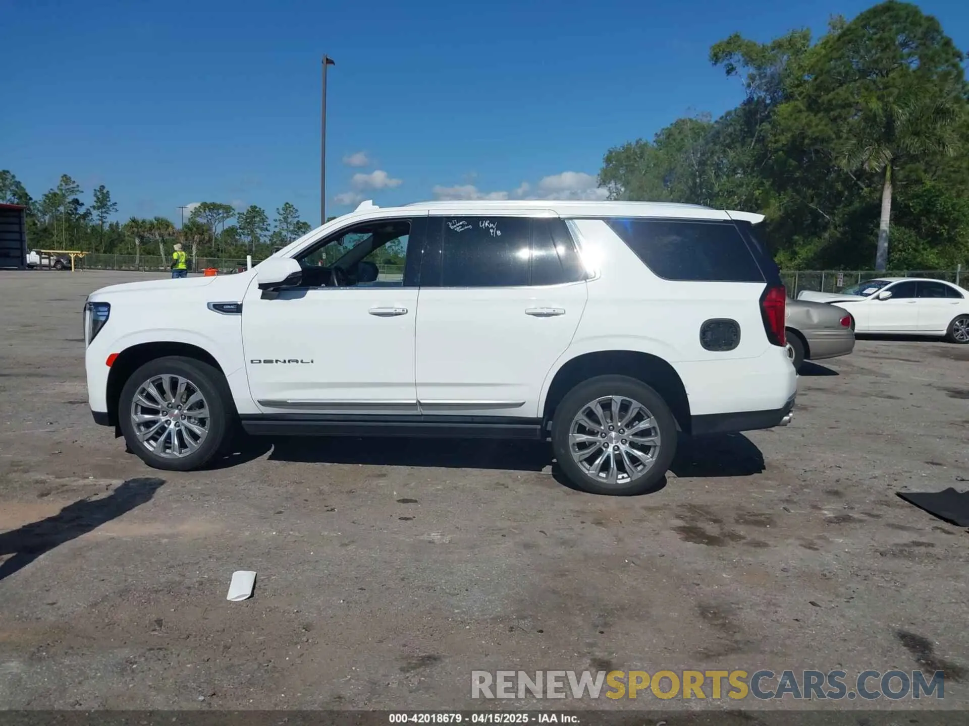 14 Photograph of a damaged car 1GKS1DKL2PR303909 GMC YUKON 2023