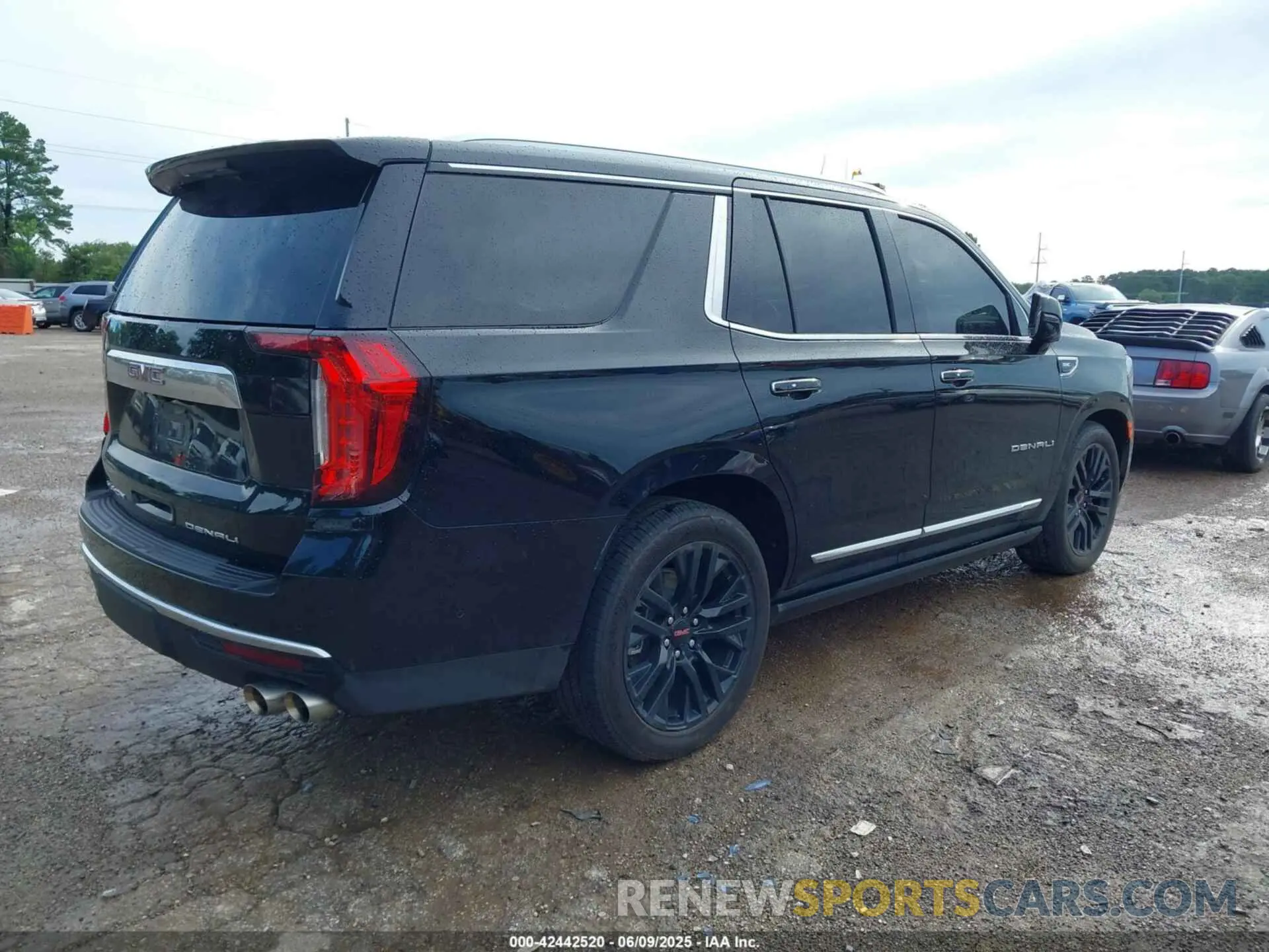 4 Photograph of a damaged car 1GKS1DKL8PR467469 GMC YUKON 2023