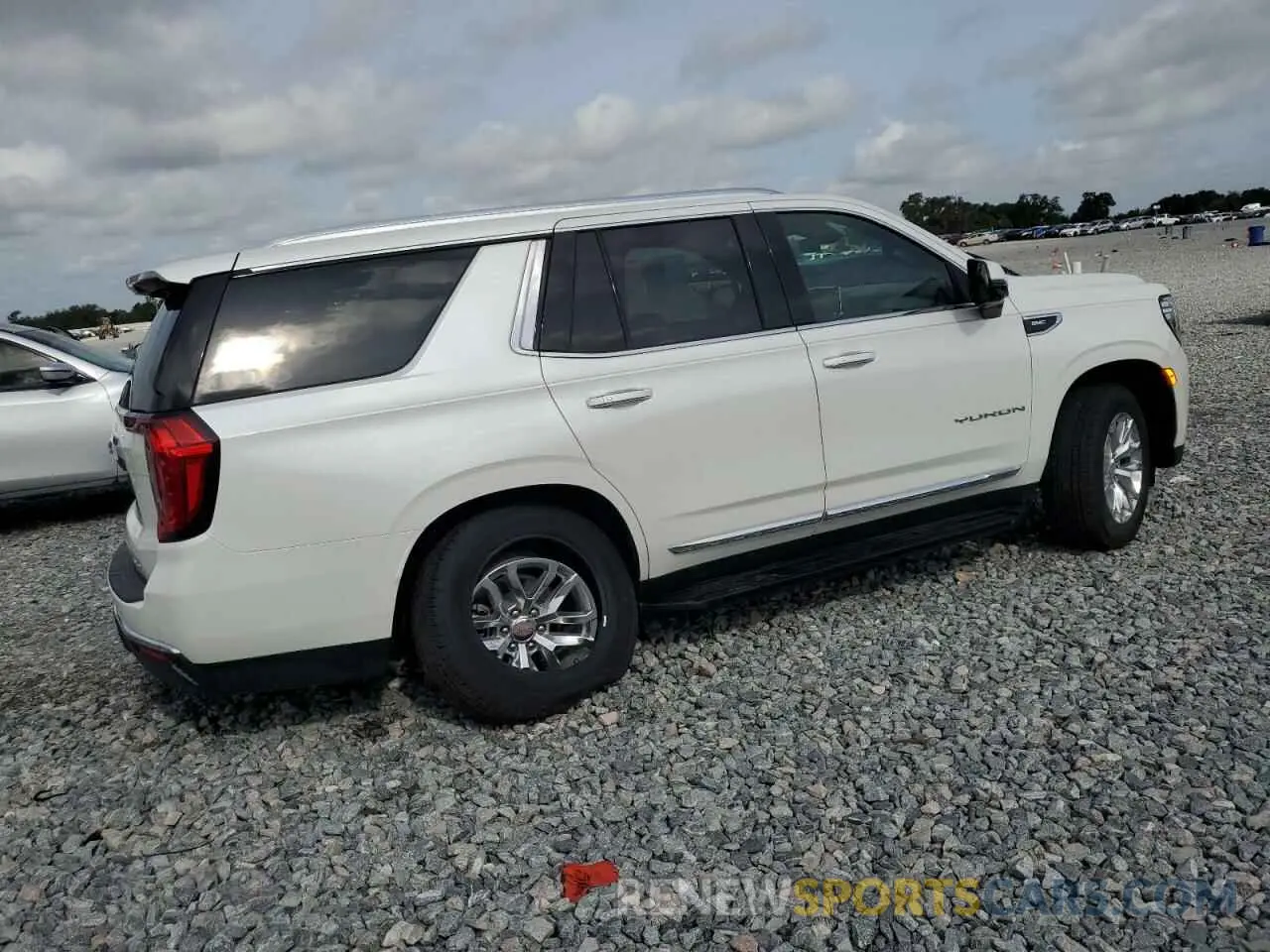 3 Photograph of a damaged car 1GKS1BKD0RR139639 GMC YUKON 2024