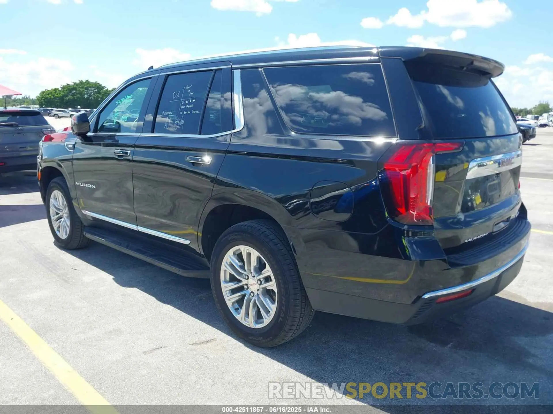 3 Фотография поврежденного автомобиля 1GKS2BKDXRR235260 GMC YUKON 2024