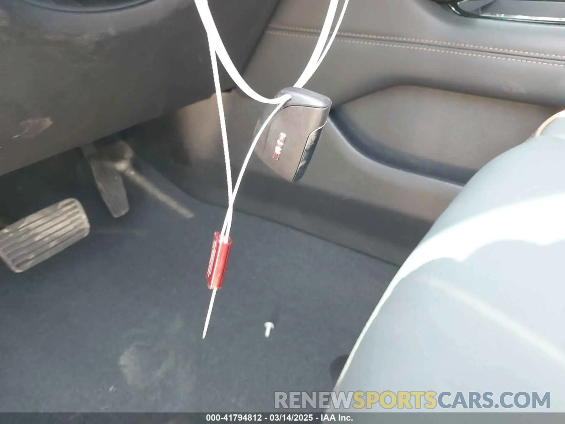 11 Photograph of a damaged car 1GKS2CRD1SR167030 GMC YUKON 2025