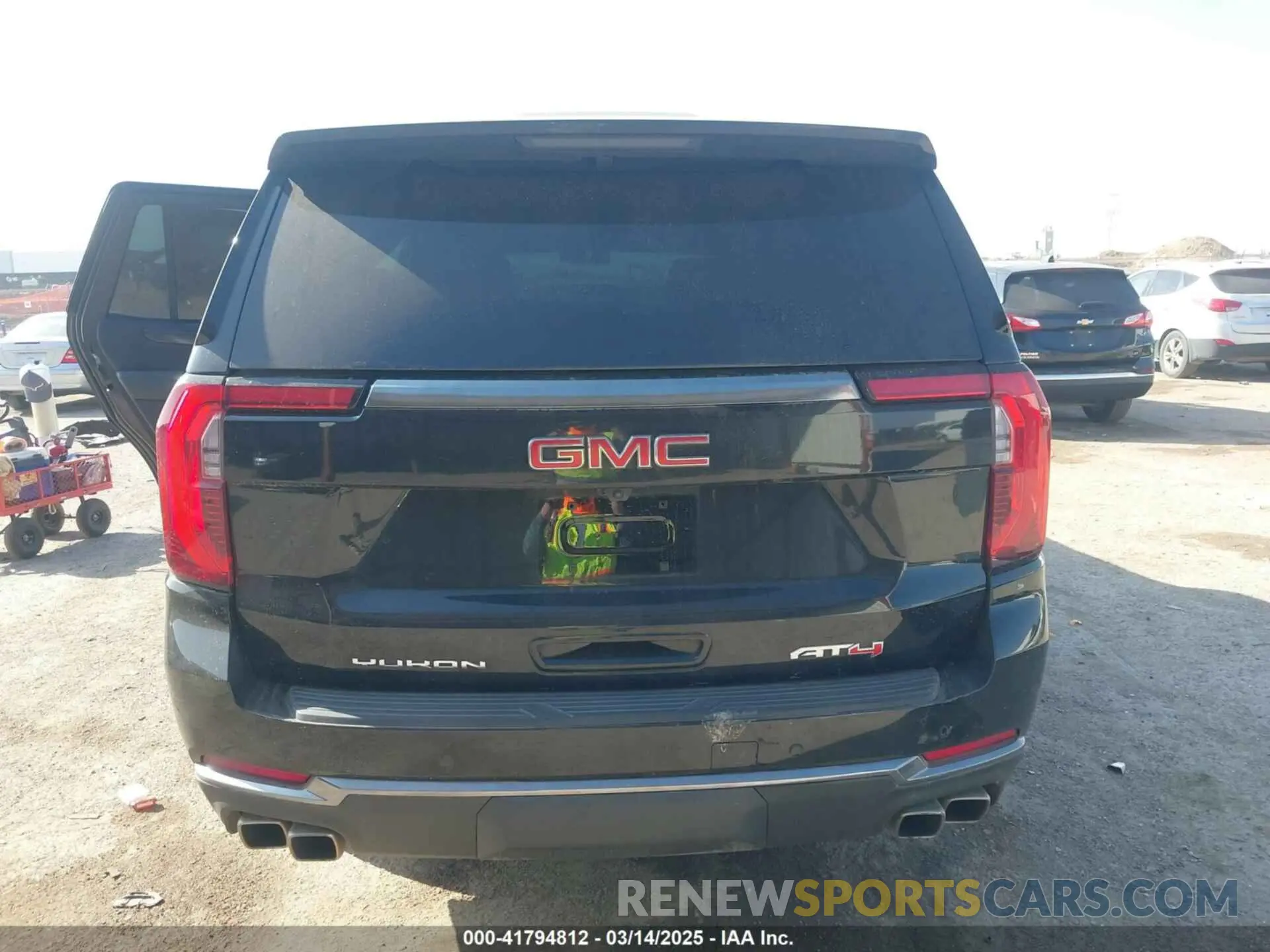 17 Photograph of a damaged car 1GKS2CRD1SR167030 GMC YUKON 2025