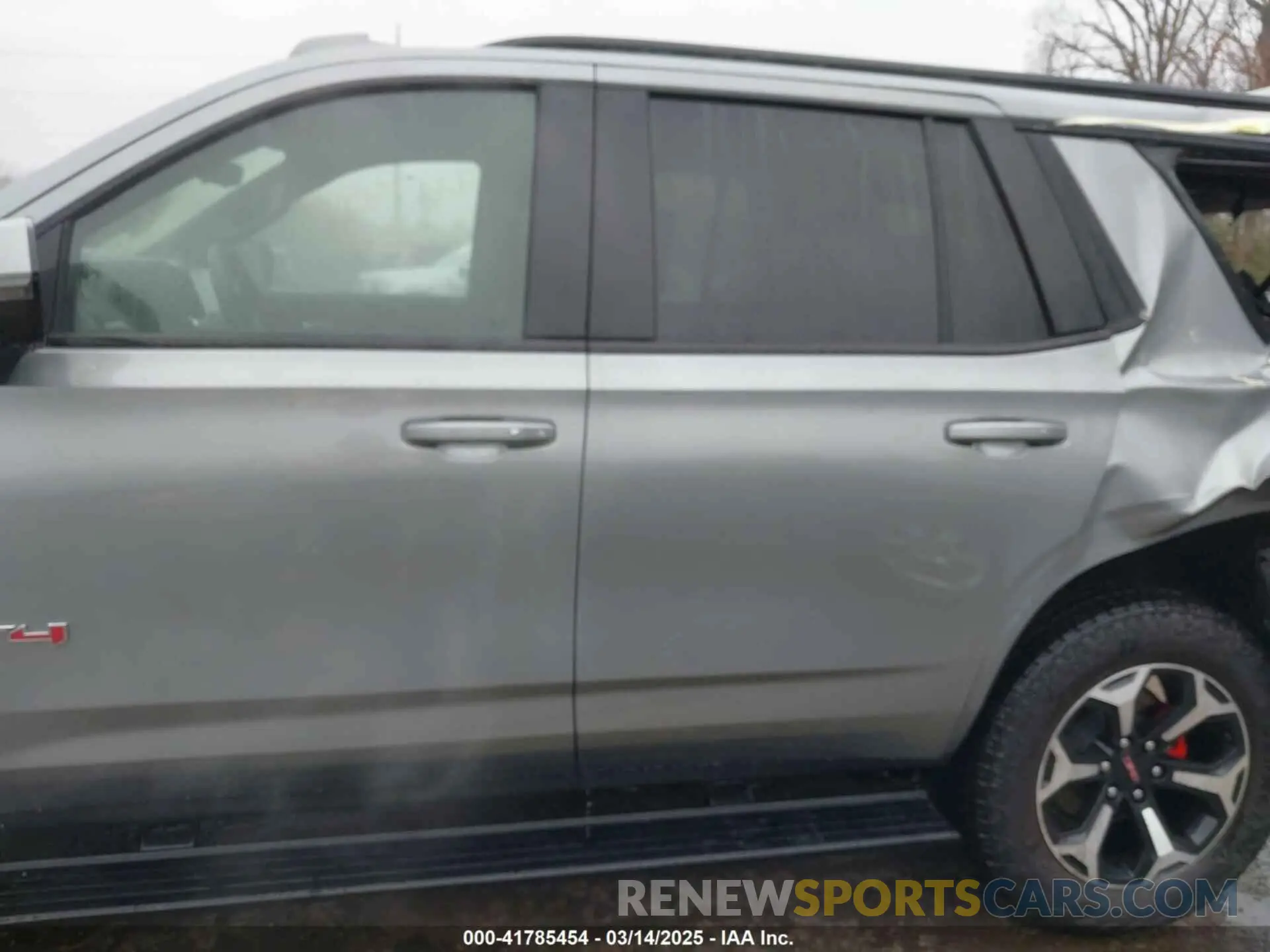 14 Photograph of a damaged car 1GKS2CRL0SR104590 GMC YUKON 2025