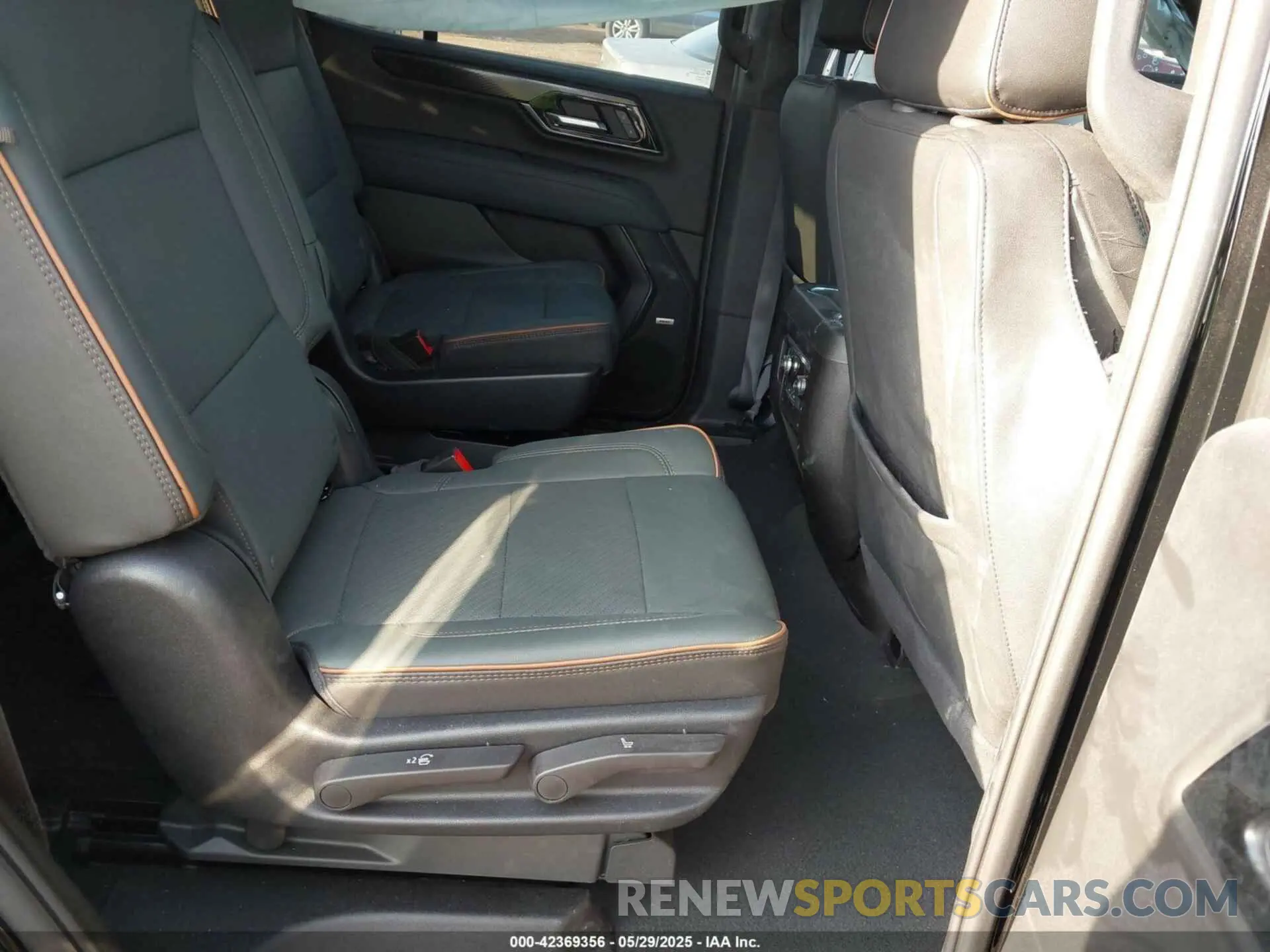 8 Фотография поврежденного автомобиля 1GKS2CRL0SR210120 GMC YUKON 2025