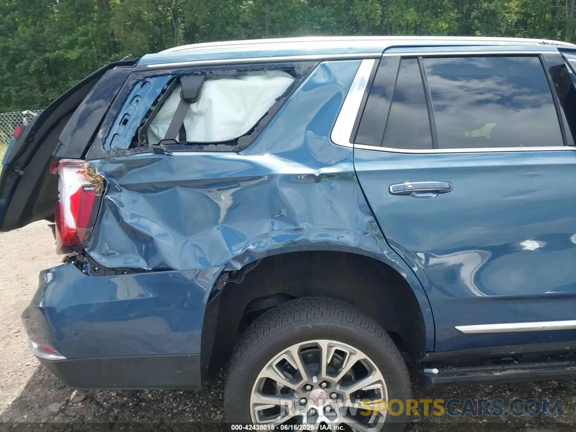 13 Photograph of a damaged car 1GKS2DRL3SR135290 GMC YUKON 2025