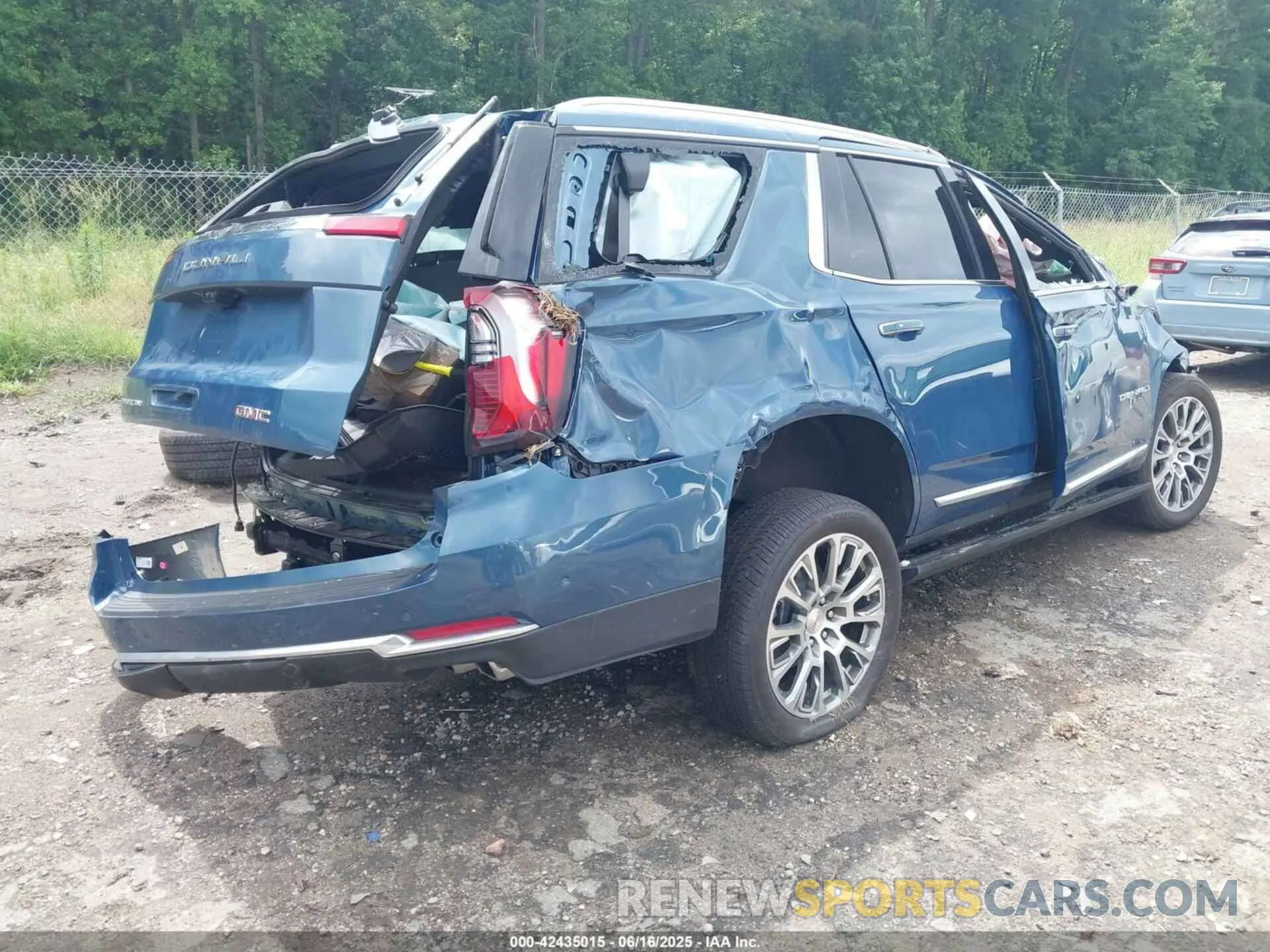 4 Photograph of a damaged car 1GKS2DRL3SR135290 GMC YUKON 2025