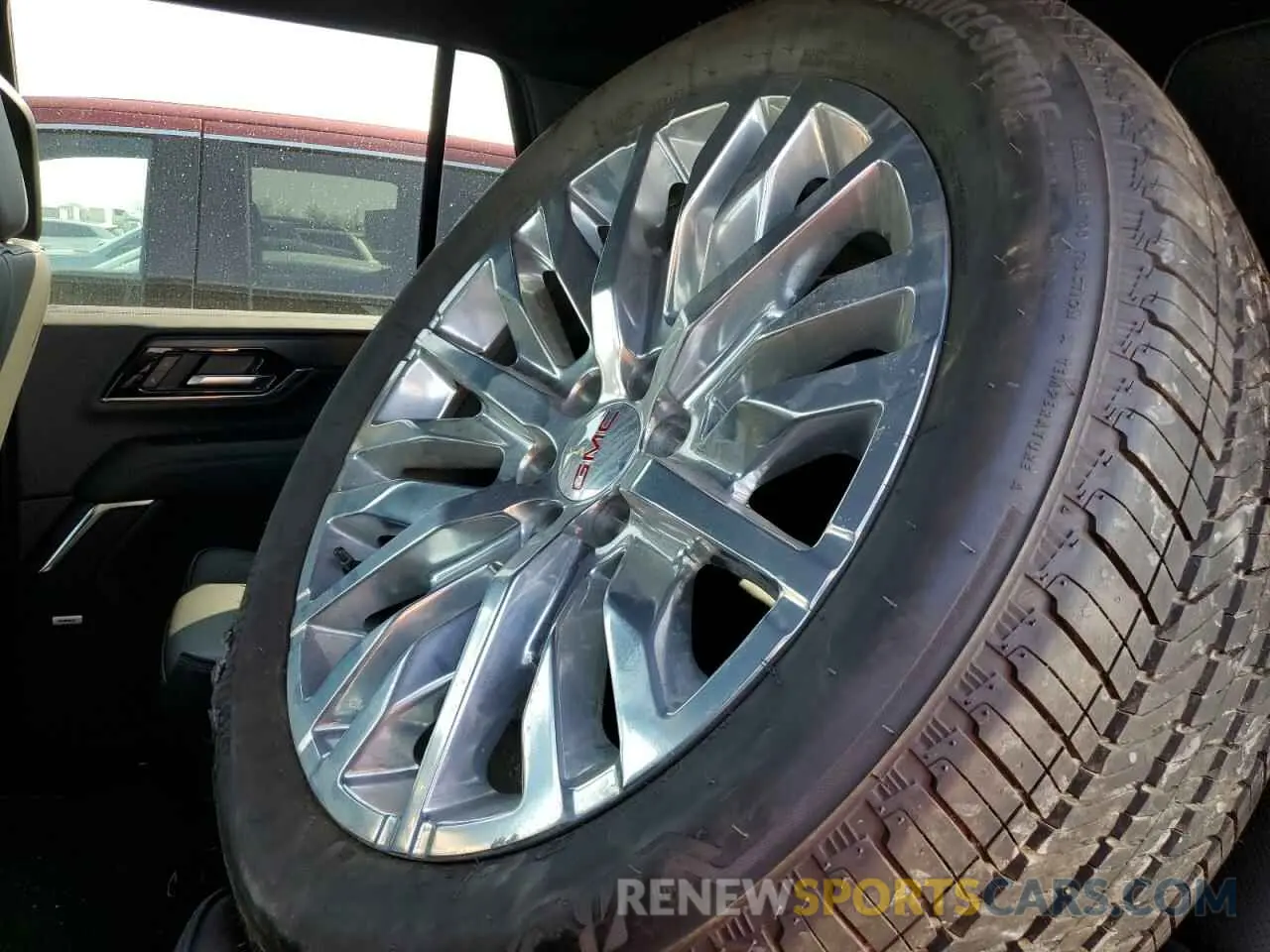 13 Photograph of a damaged car 1GKS2DRL6SR138281 GMC YUKON 2025