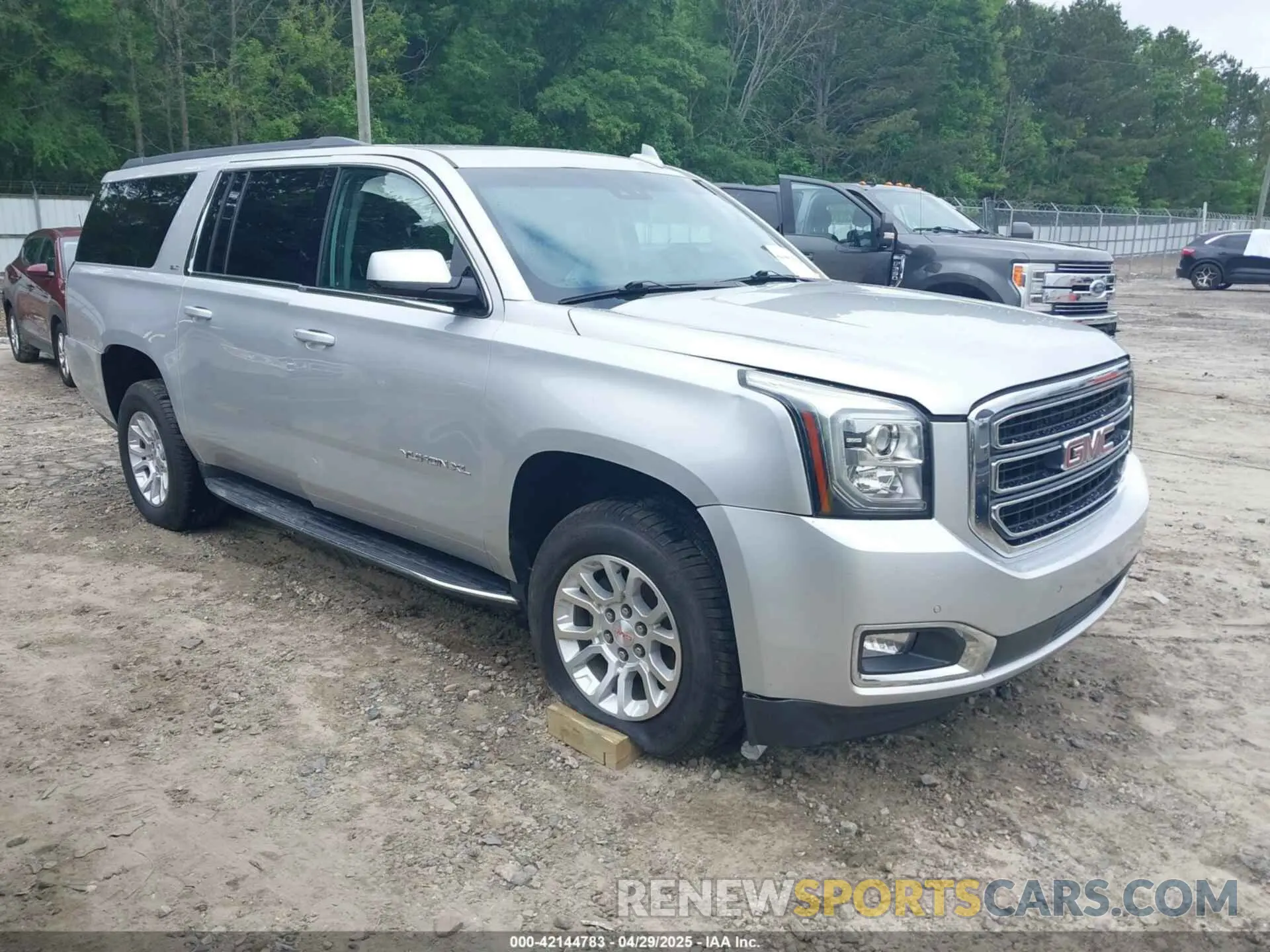 1 Photograph of a damaged car 1GKS1GKC0KR242408 GMC YUKON XL 2019