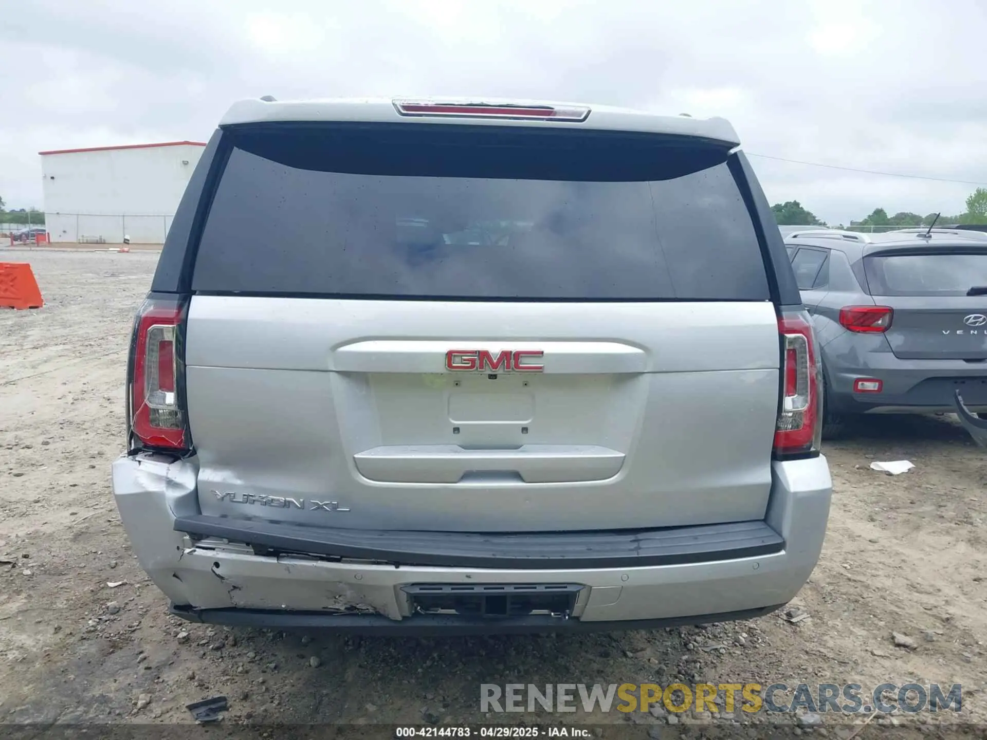 15 Photograph of a damaged car 1GKS1GKC0KR242408 GMC YUKON XL 2019