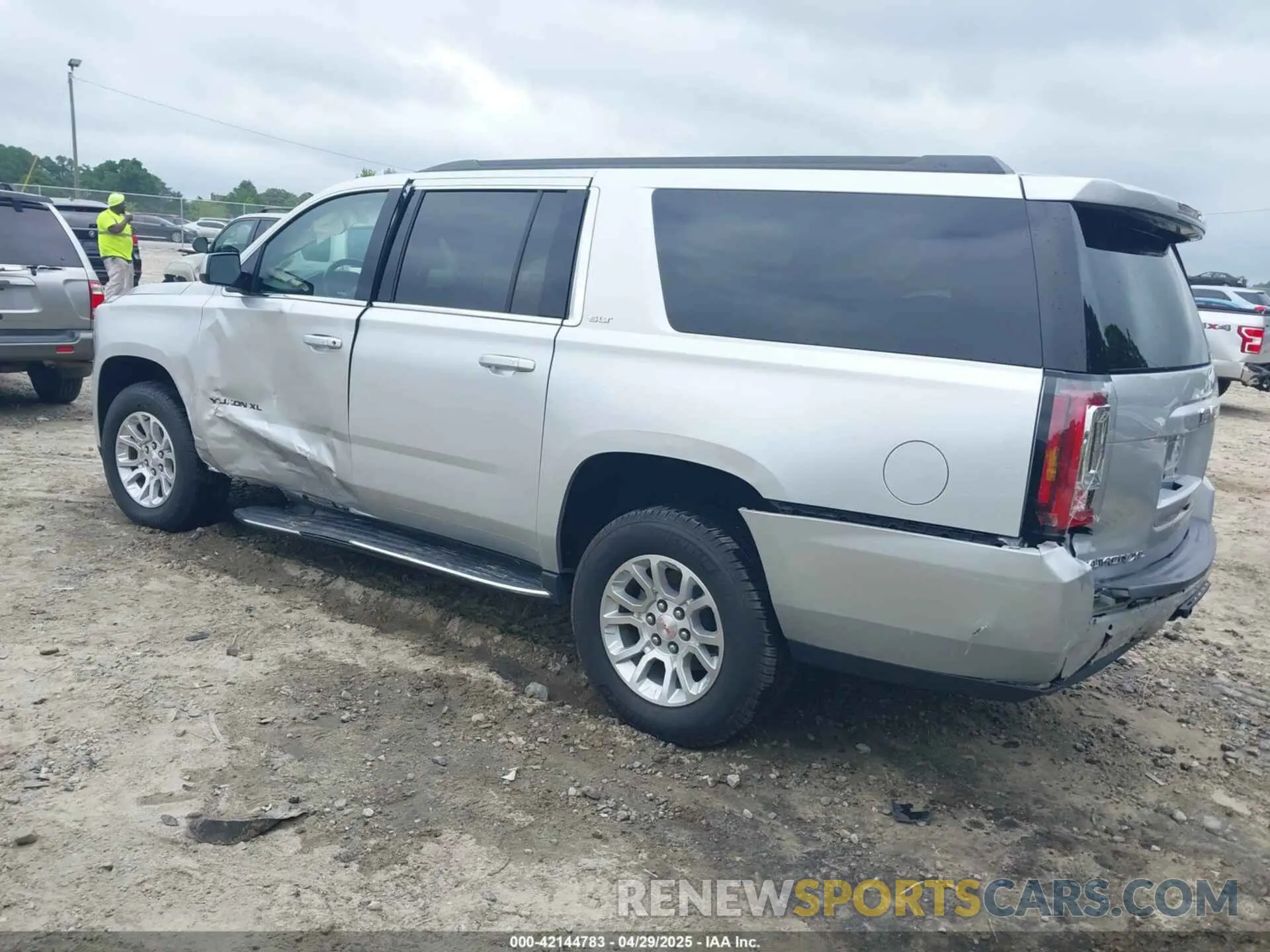 3 Photograph of a damaged car 1GKS1GKC0KR242408 GMC YUKON XL 2019