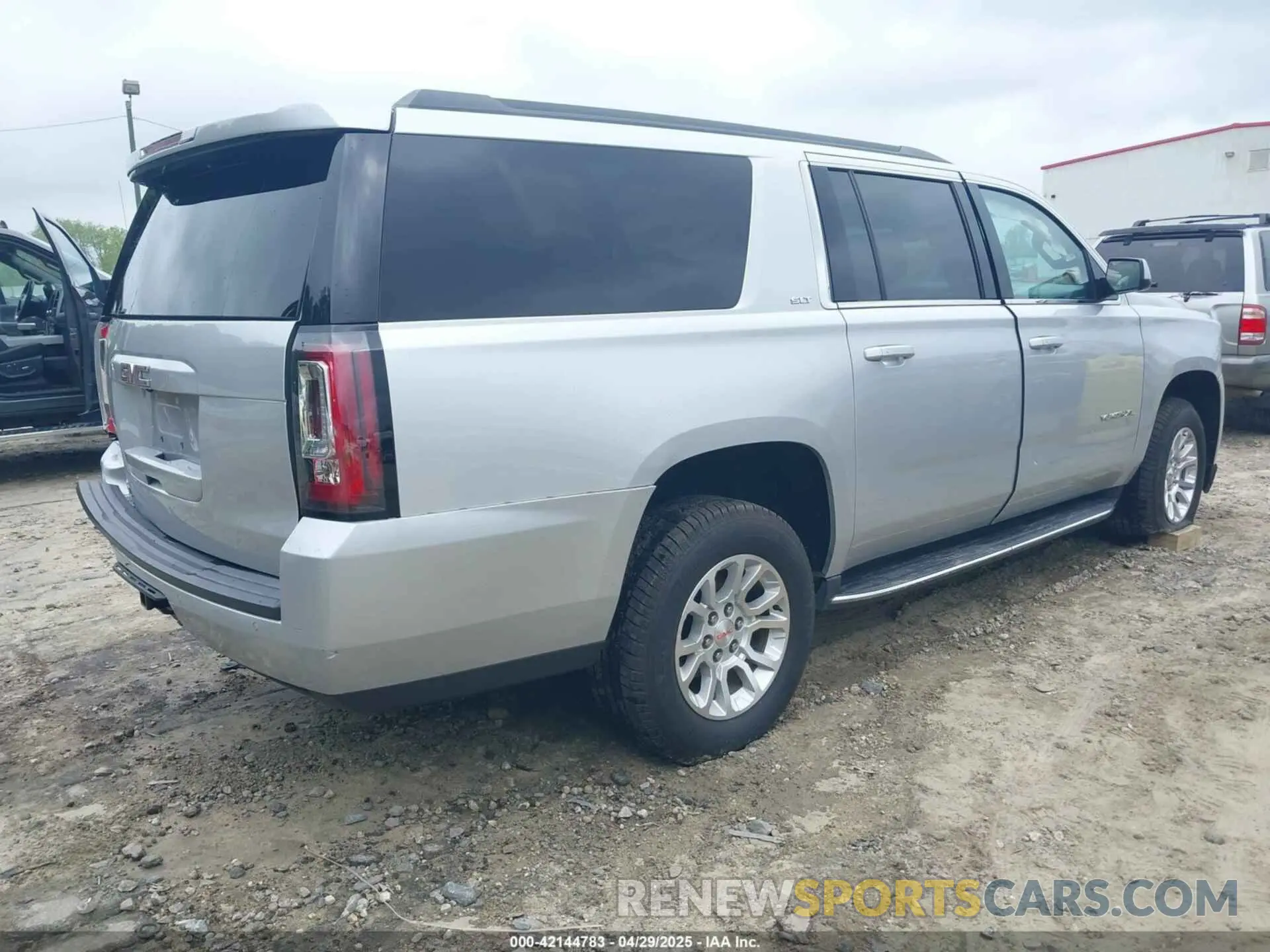 4 Photograph of a damaged car 1GKS1GKC0KR242408 GMC YUKON XL 2019