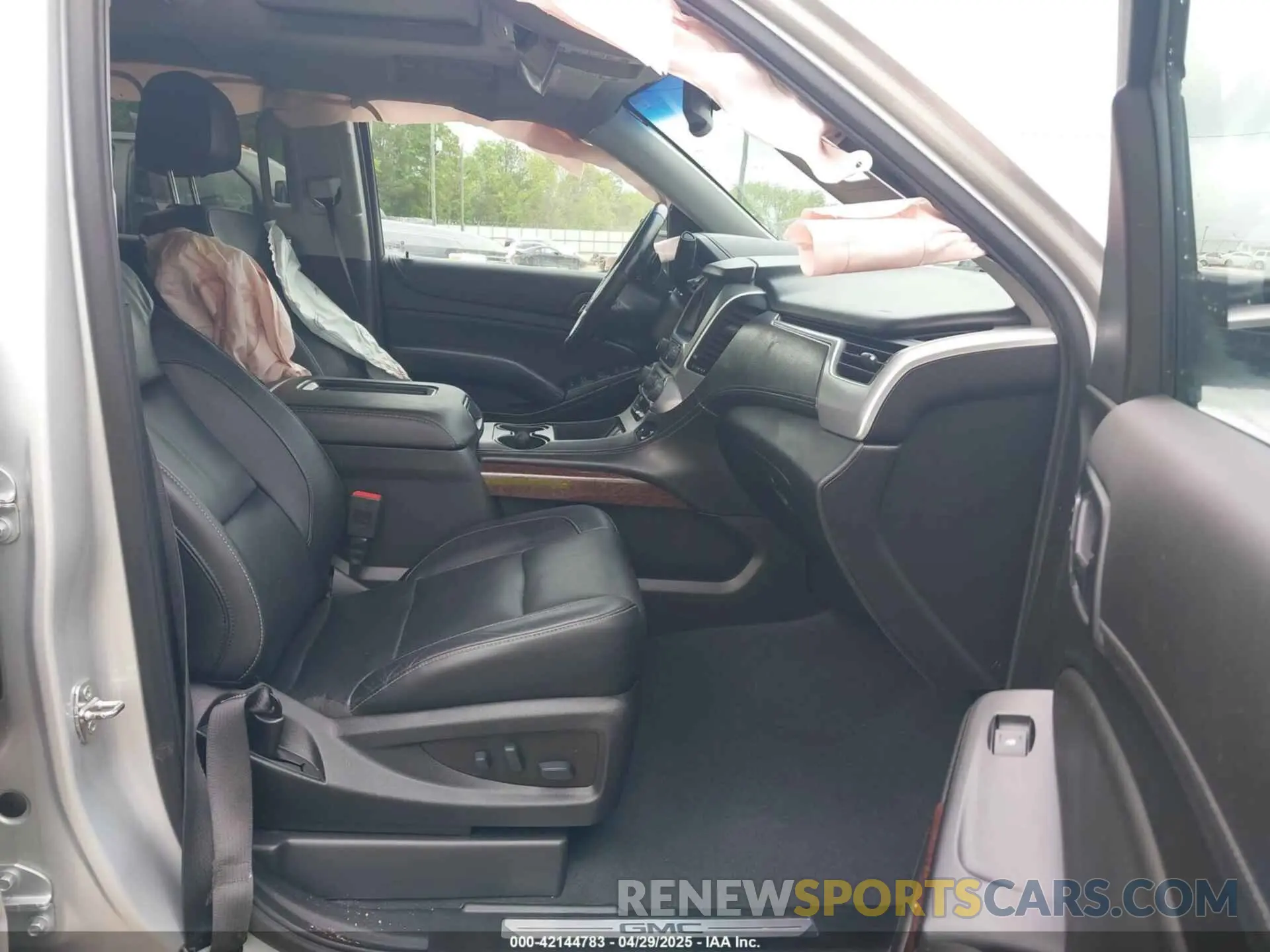 5 Photograph of a damaged car 1GKS1GKC0KR242408 GMC YUKON XL 2019