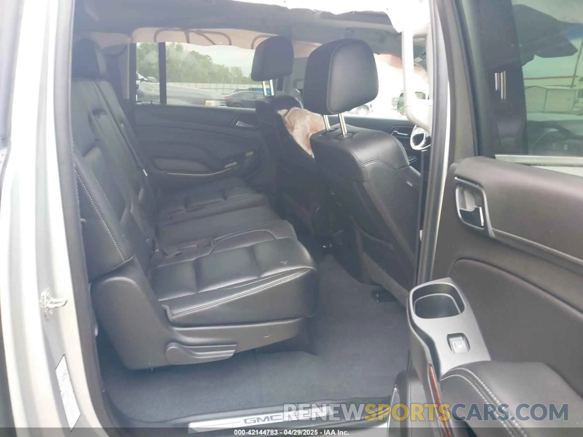 8 Photograph of a damaged car 1GKS1GKC0KR242408 GMC YUKON XL 2019
