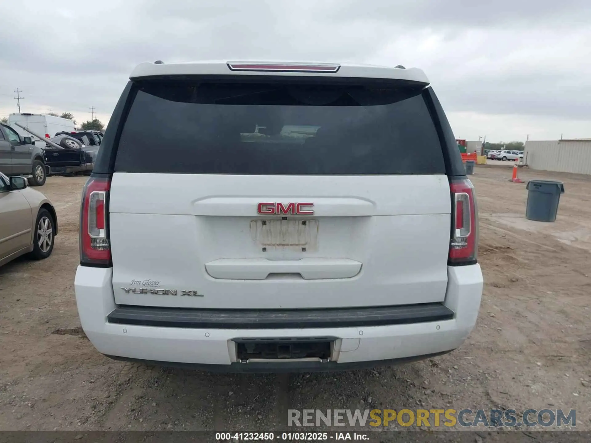 17 Photograph of a damaged car 1GKS1GKC1KR384332 GMC YUKON XL 2019