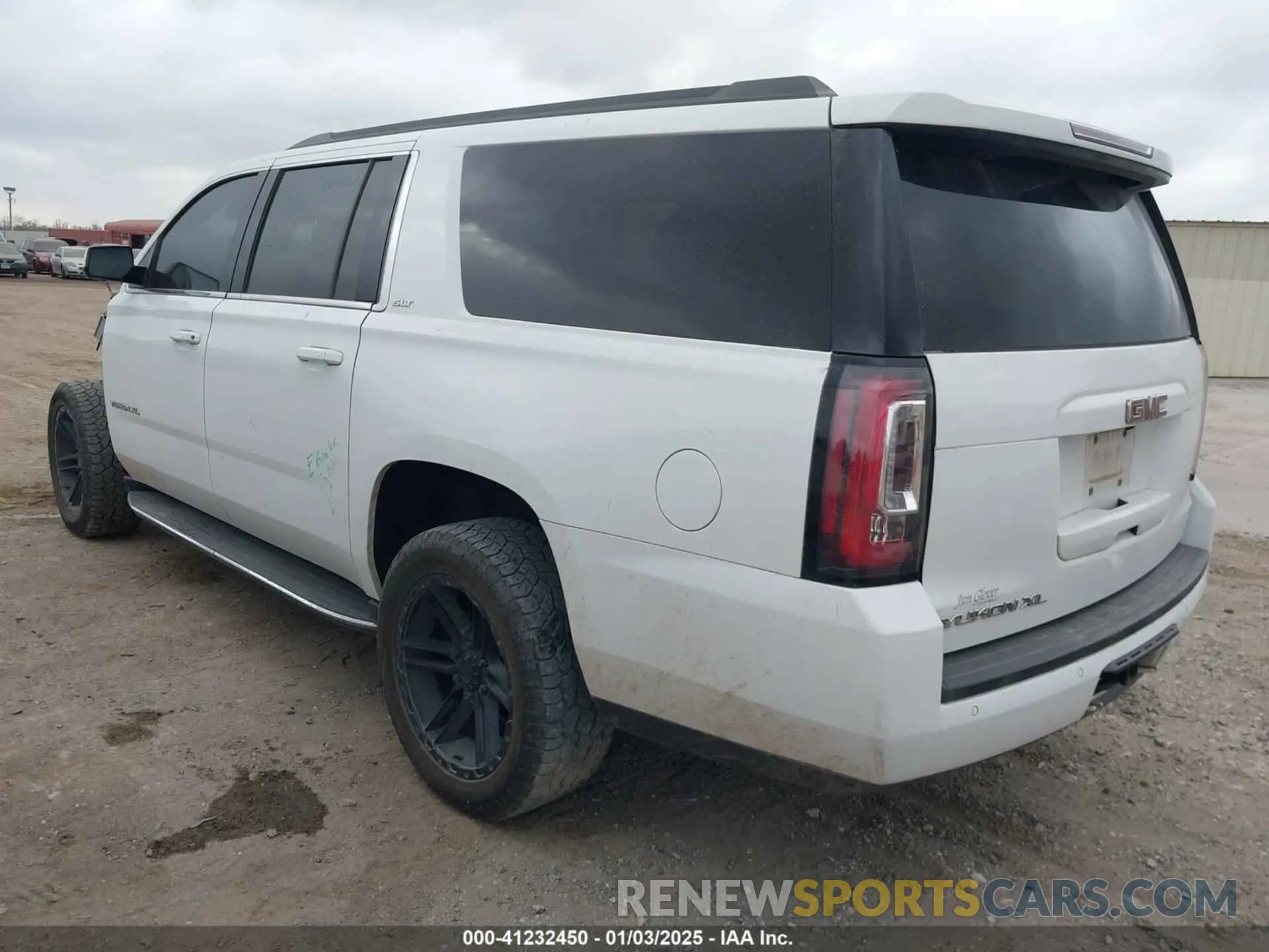 3 Photograph of a damaged car 1GKS1GKC1KR384332 GMC YUKON XL 2019