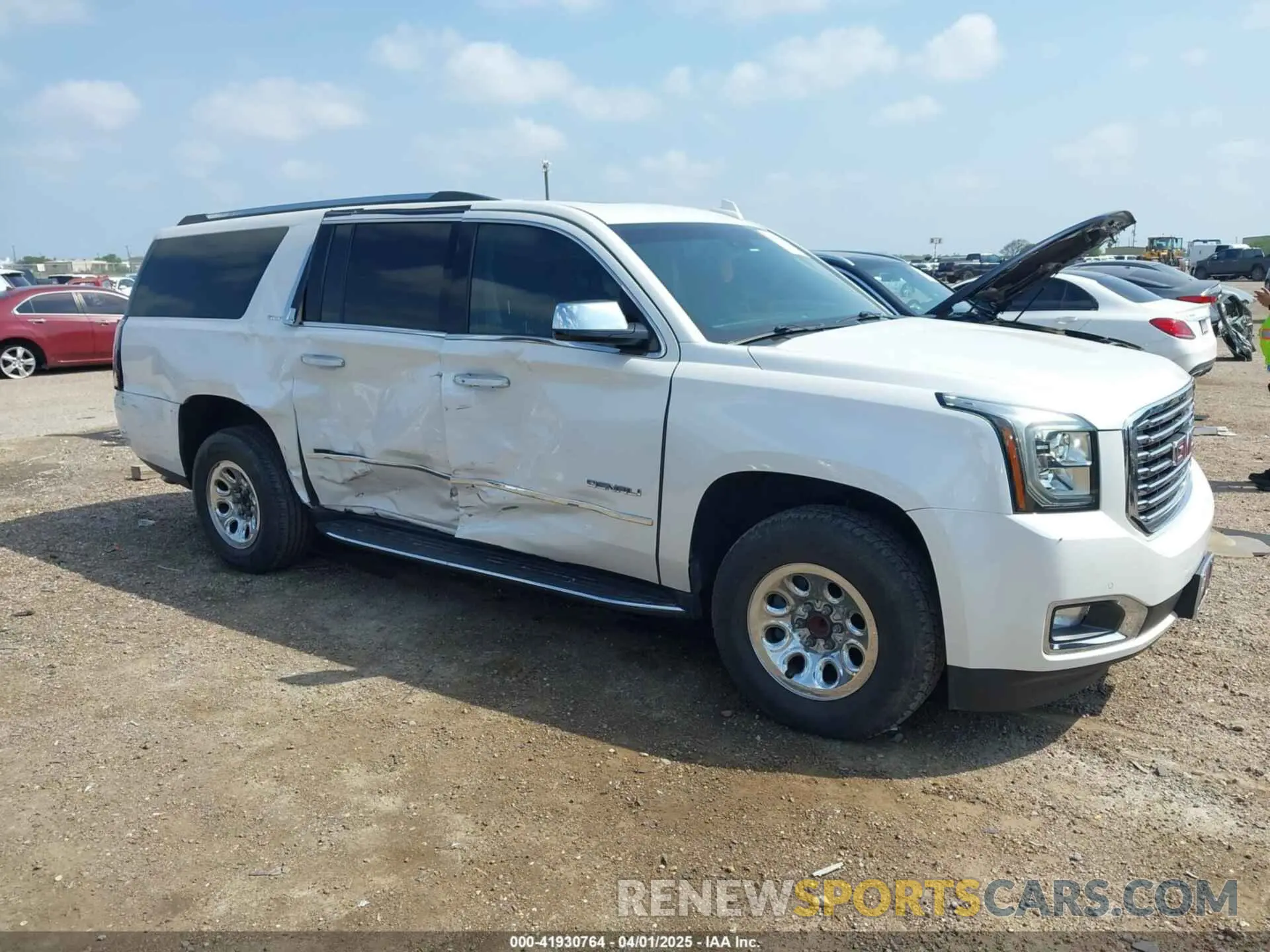 1 Фотография поврежденного автомобиля 1GKS1GKC2KR117197 GMC YUKON XL 2019