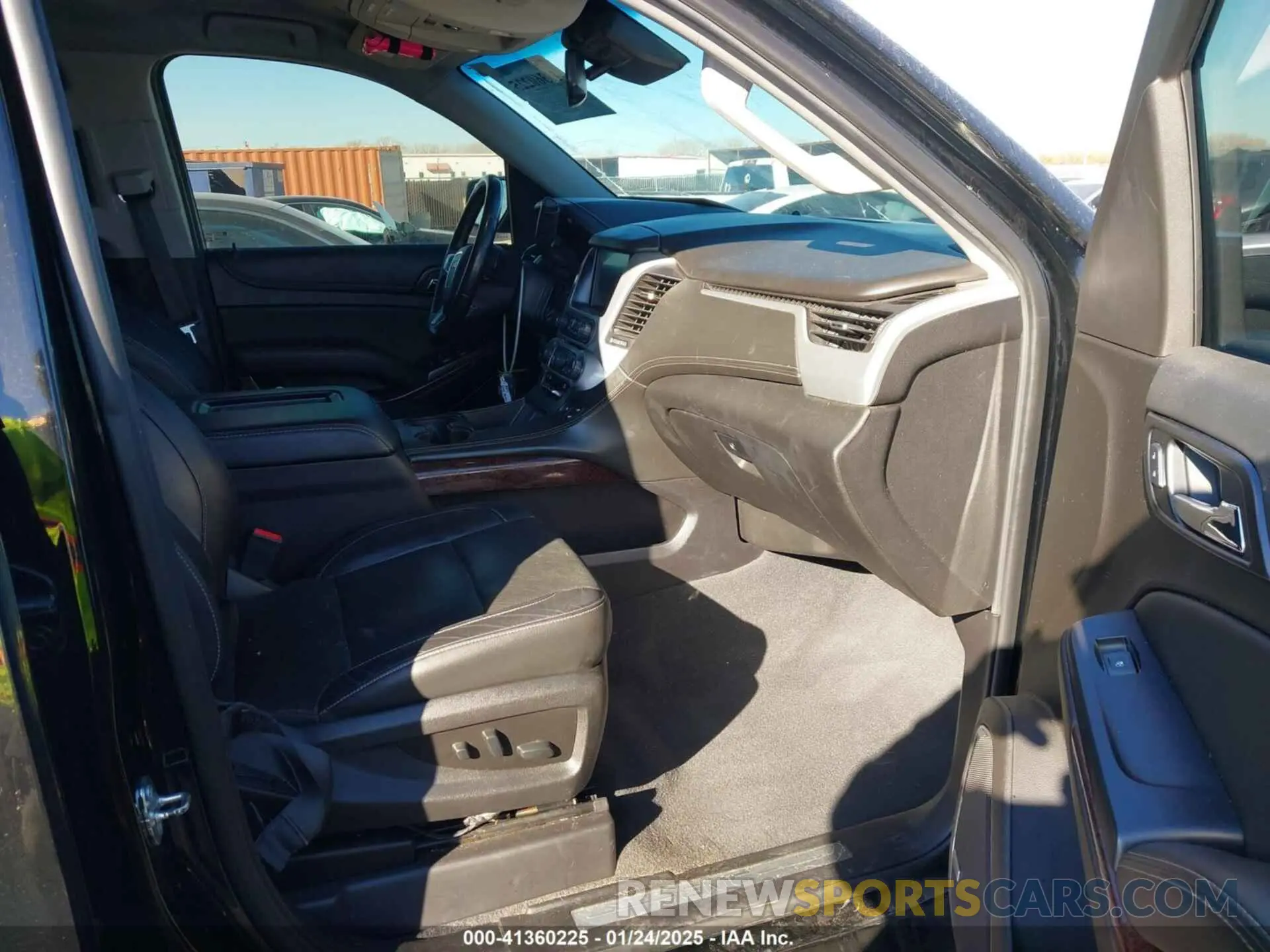 5 Photograph of a damaged car 1GKS1GKC3KR380153 GMC YUKON XL 2019