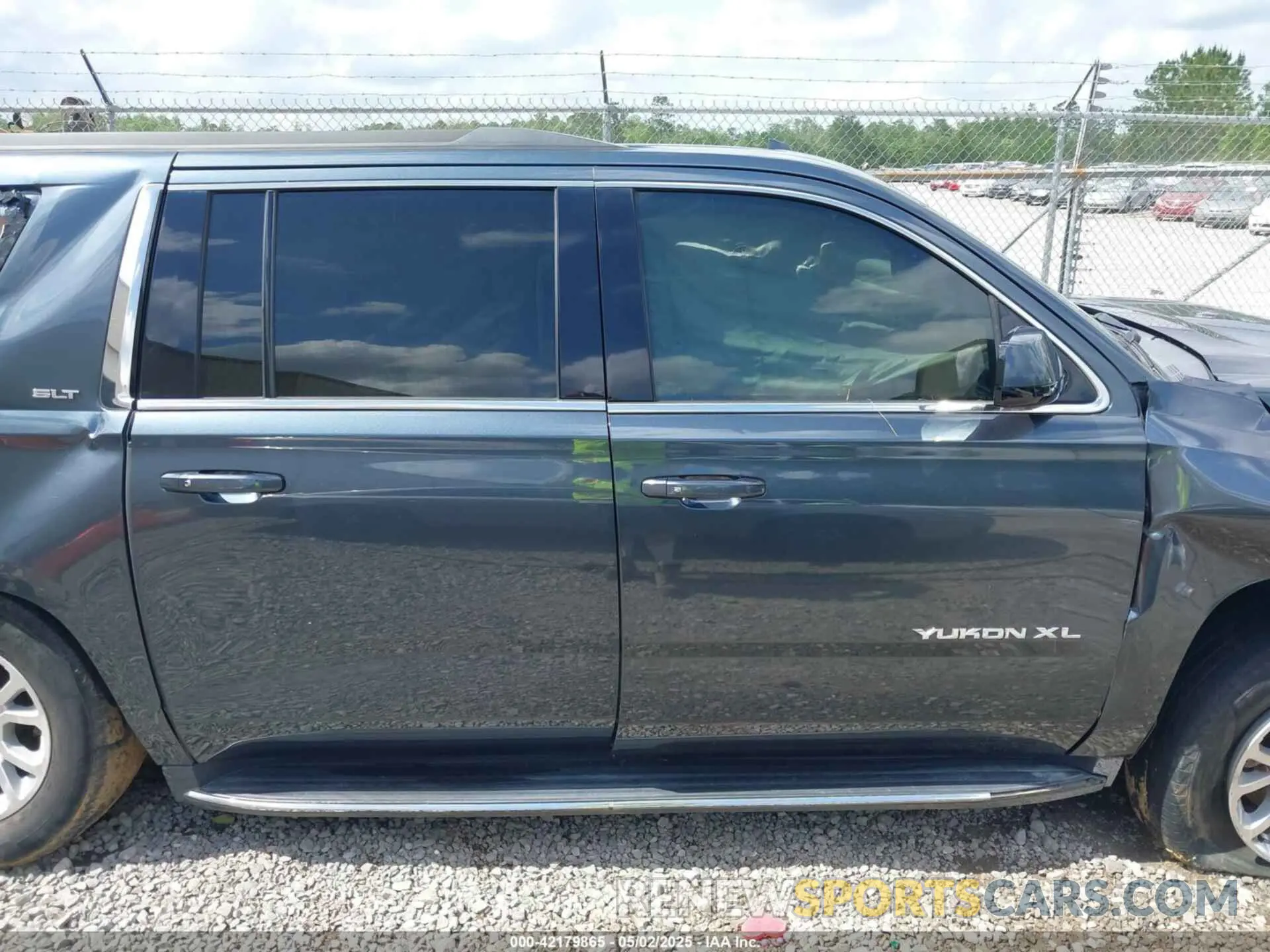 14 Photograph of a damaged car 1GKS1GKC5KR375939 GMC YUKON XL 2019