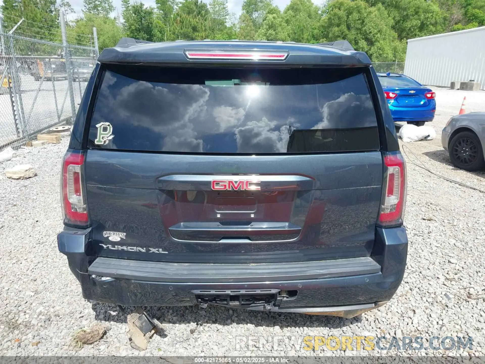 17 Photograph of a damaged car 1GKS1GKC5KR375939 GMC YUKON XL 2019