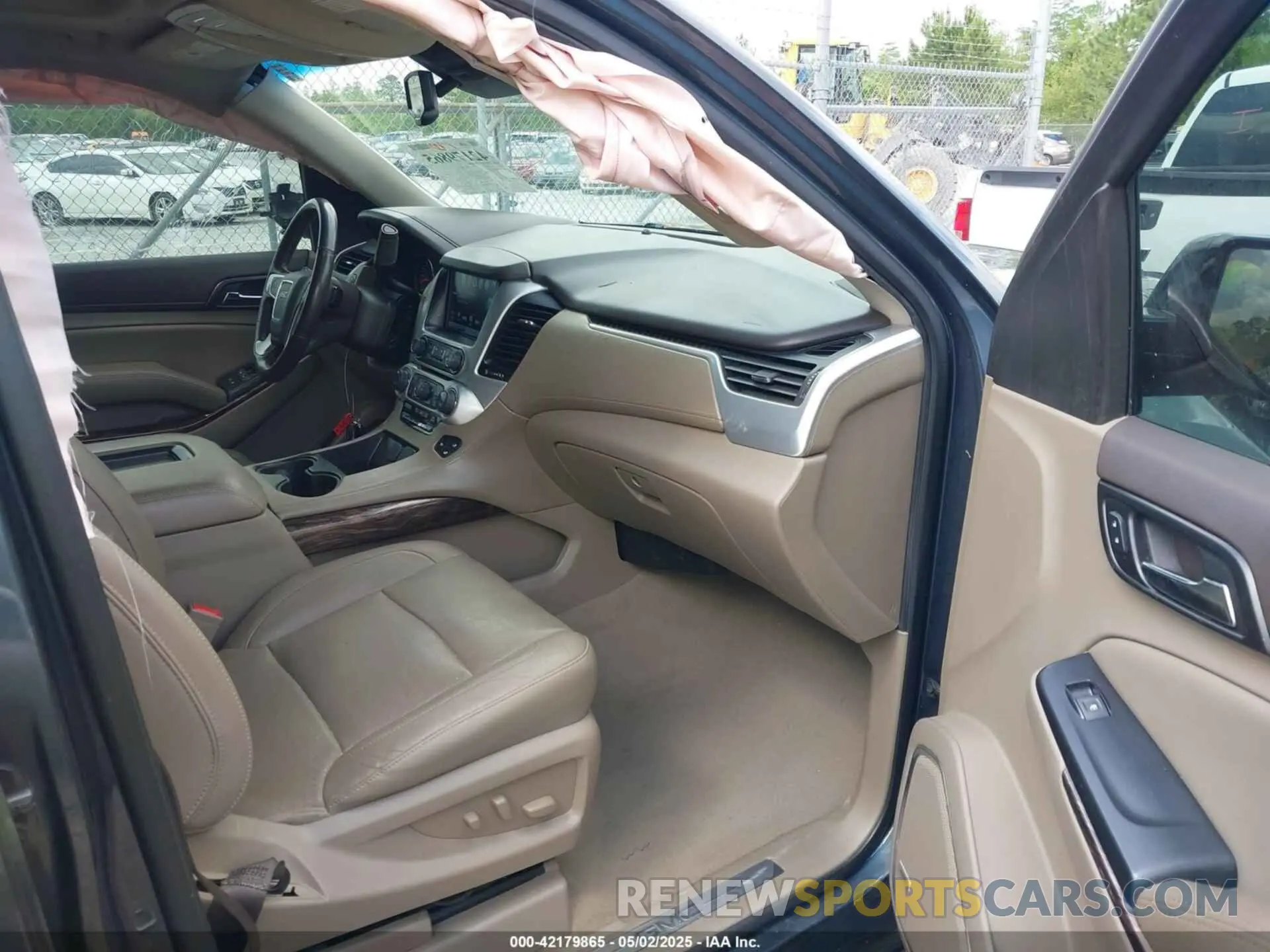 5 Photograph of a damaged car 1GKS1GKC5KR375939 GMC YUKON XL 2019