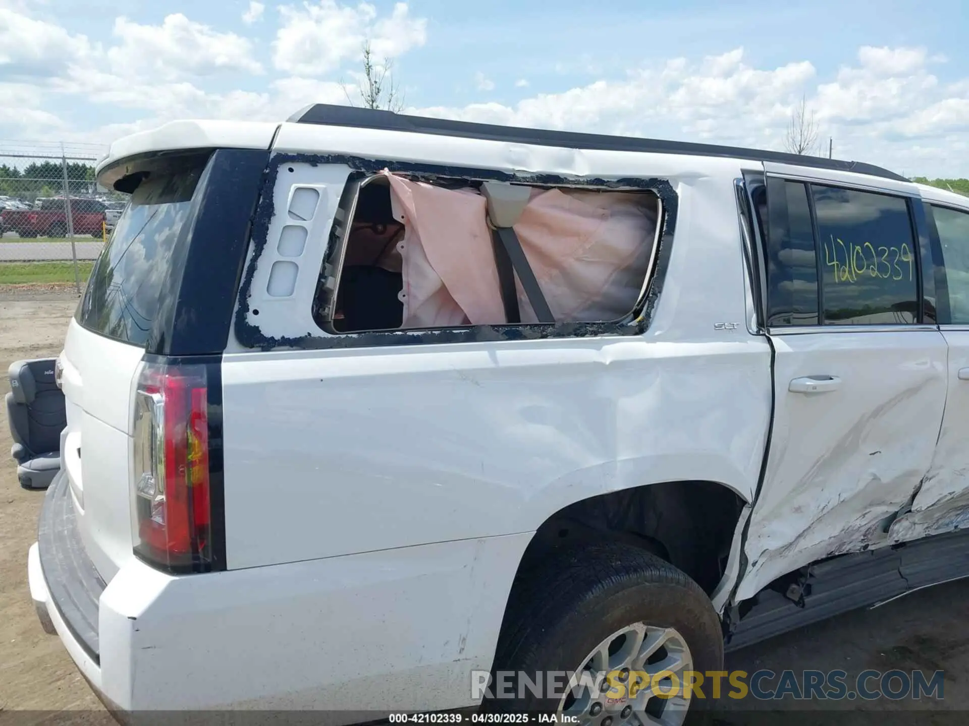 19 Photograph of a damaged car 1GKS1GKC5KR394992 GMC YUKON XL 2019
