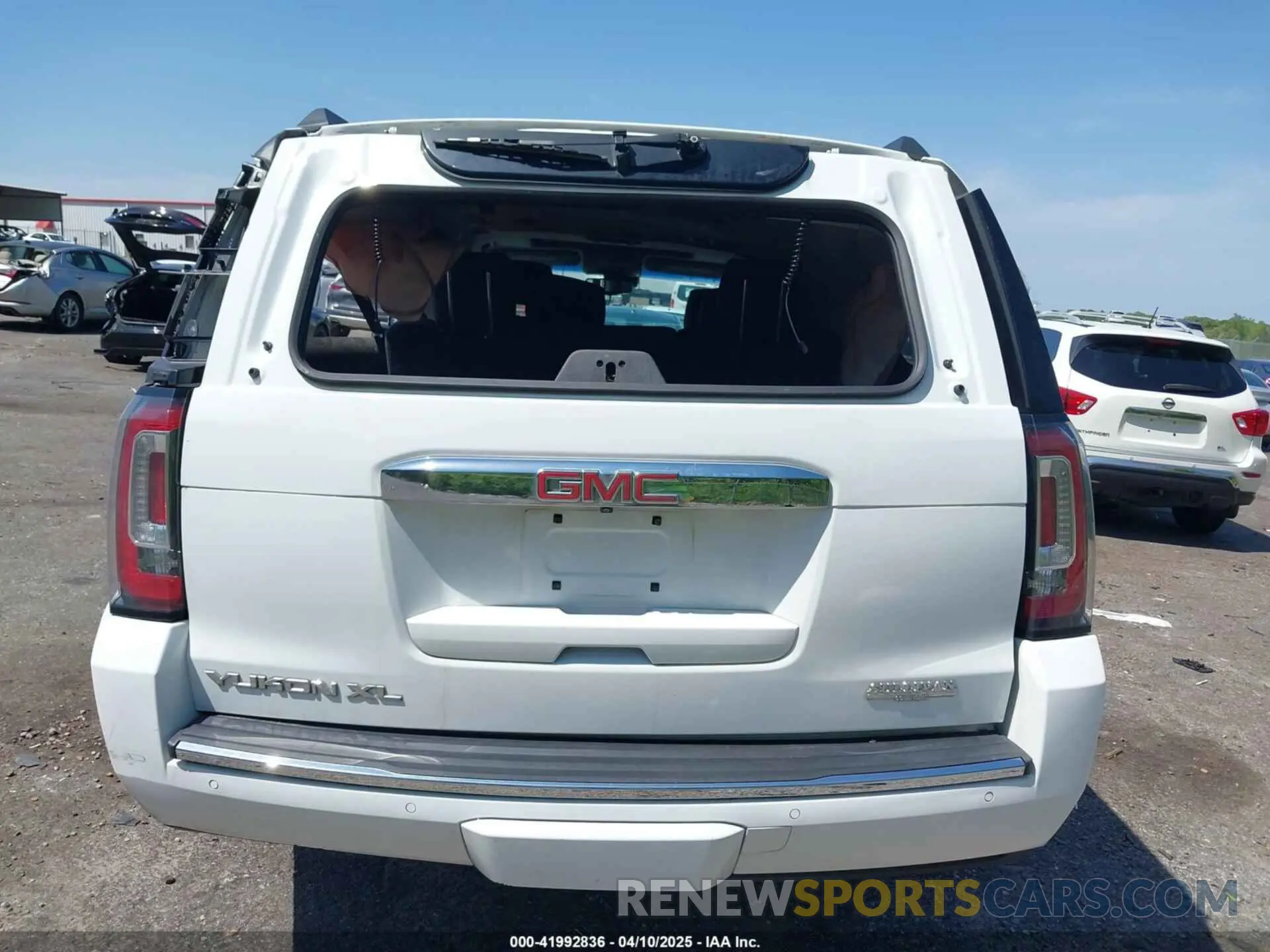 17 Фотография поврежденного автомобиля 1GKS1HKJ9KR354998 GMC YUKON XL 2019