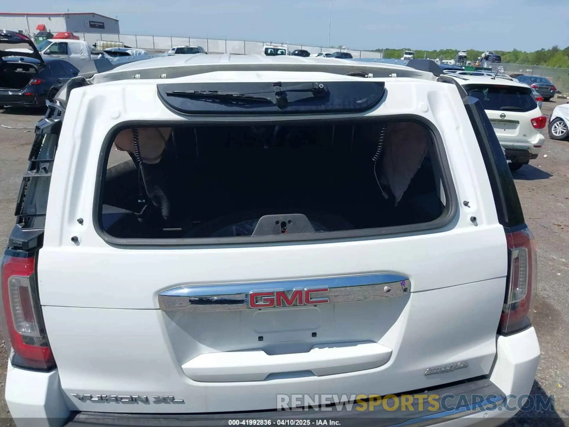 18 Фотография поврежденного автомобиля 1GKS1HKJ9KR354998 GMC YUKON XL 2019