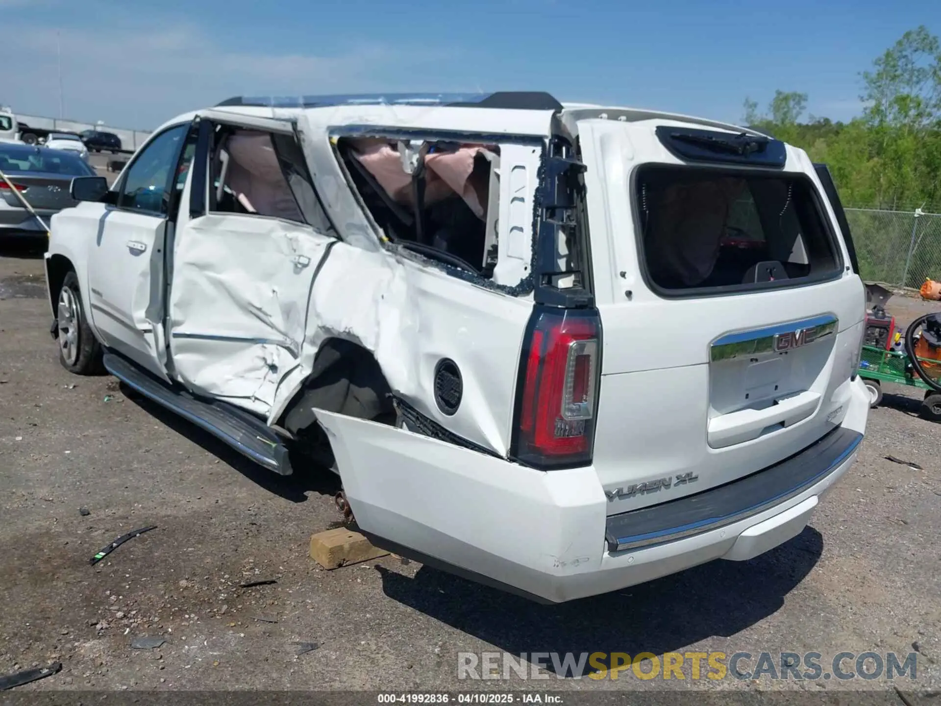 3 Фотография поврежденного автомобиля 1GKS1HKJ9KR354998 GMC YUKON XL 2019
