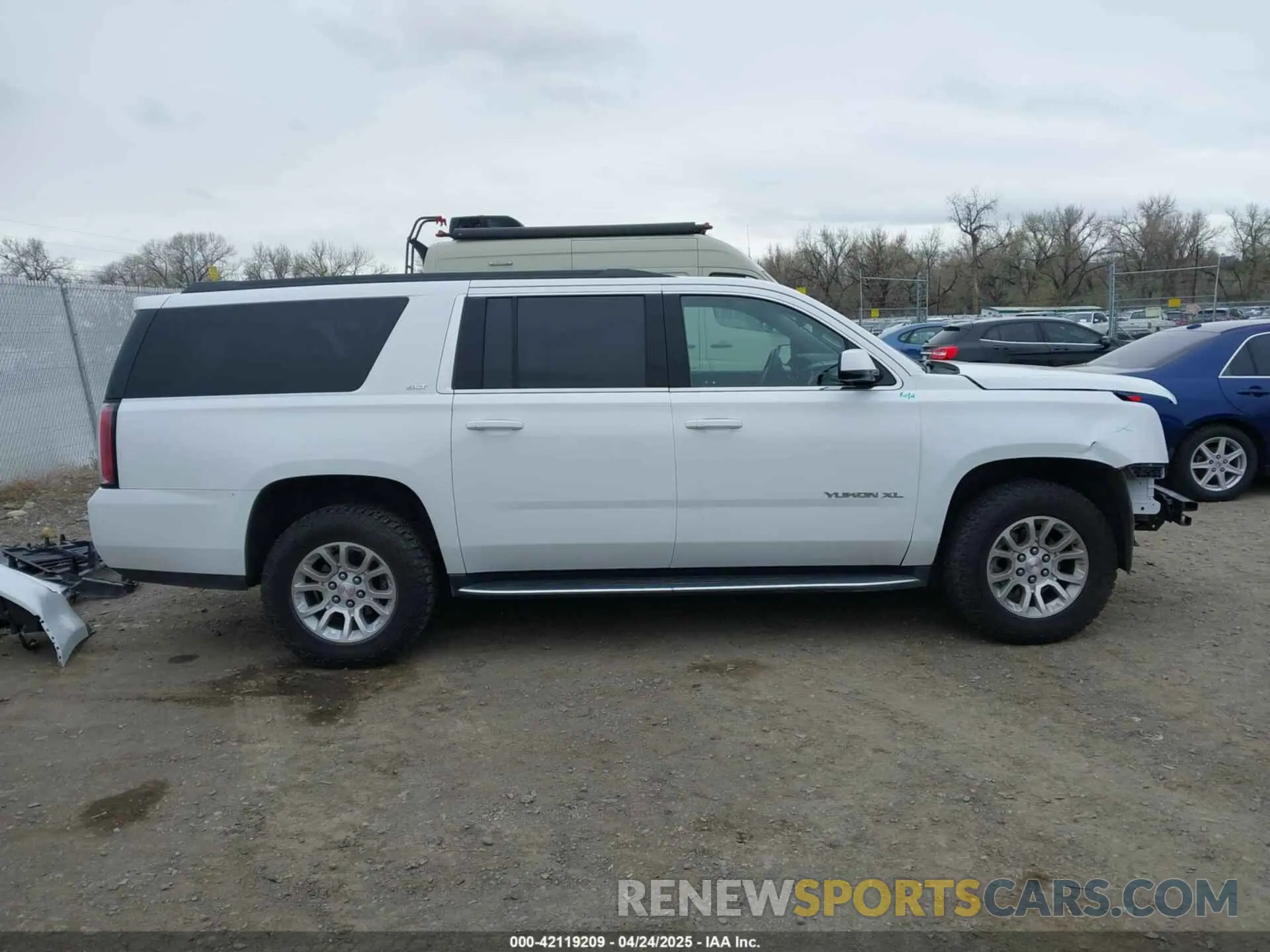 14 Photograph of a damaged car 1GKS2GKC9KR159332 GMC YUKON XL 2019