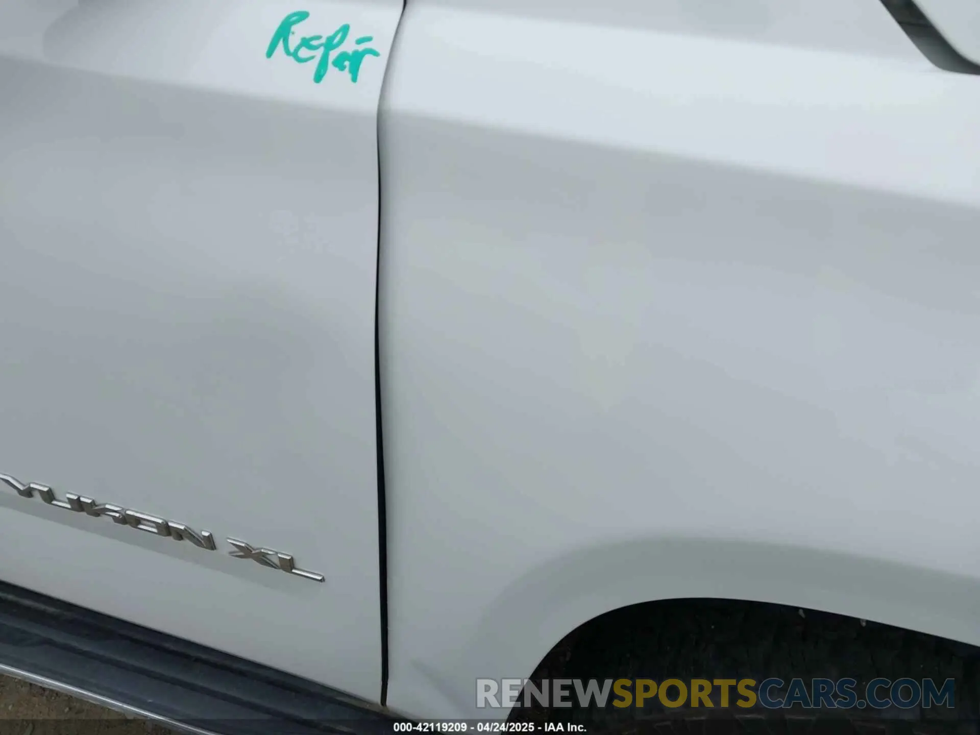 19 Photograph of a damaged car 1GKS2GKC9KR159332 GMC YUKON XL 2019