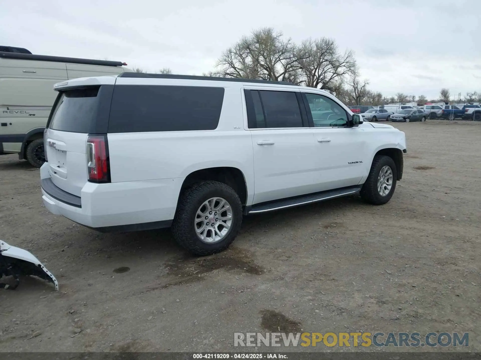 4 Photograph of a damaged car 1GKS2GKC9KR159332 GMC YUKON XL 2019