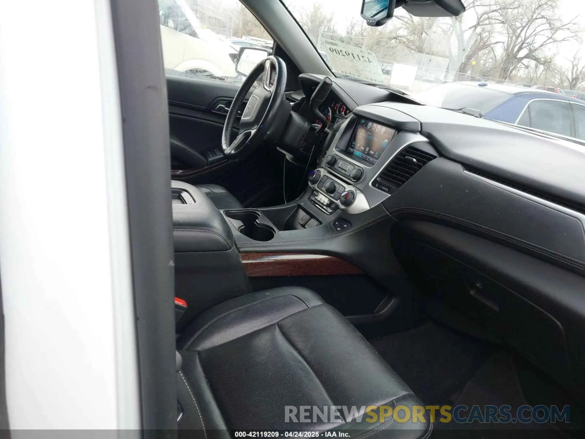 5 Photograph of a damaged car 1GKS2GKC9KR159332 GMC YUKON XL 2019