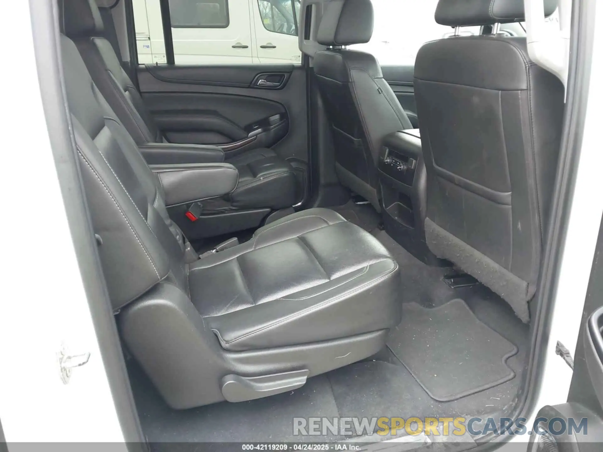 8 Photograph of a damaged car 1GKS2GKC9KR159332 GMC YUKON XL 2019